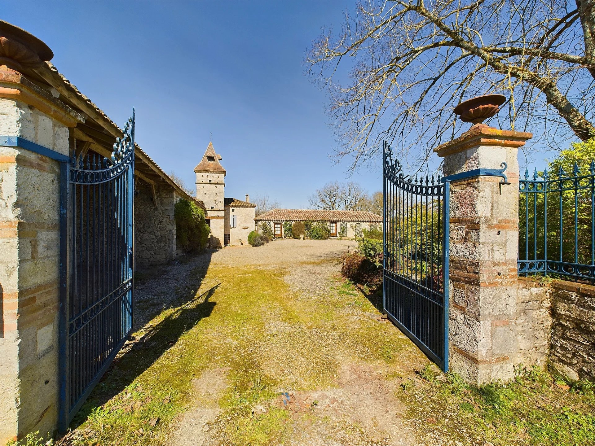 Beautiful atypical property, ideally situated