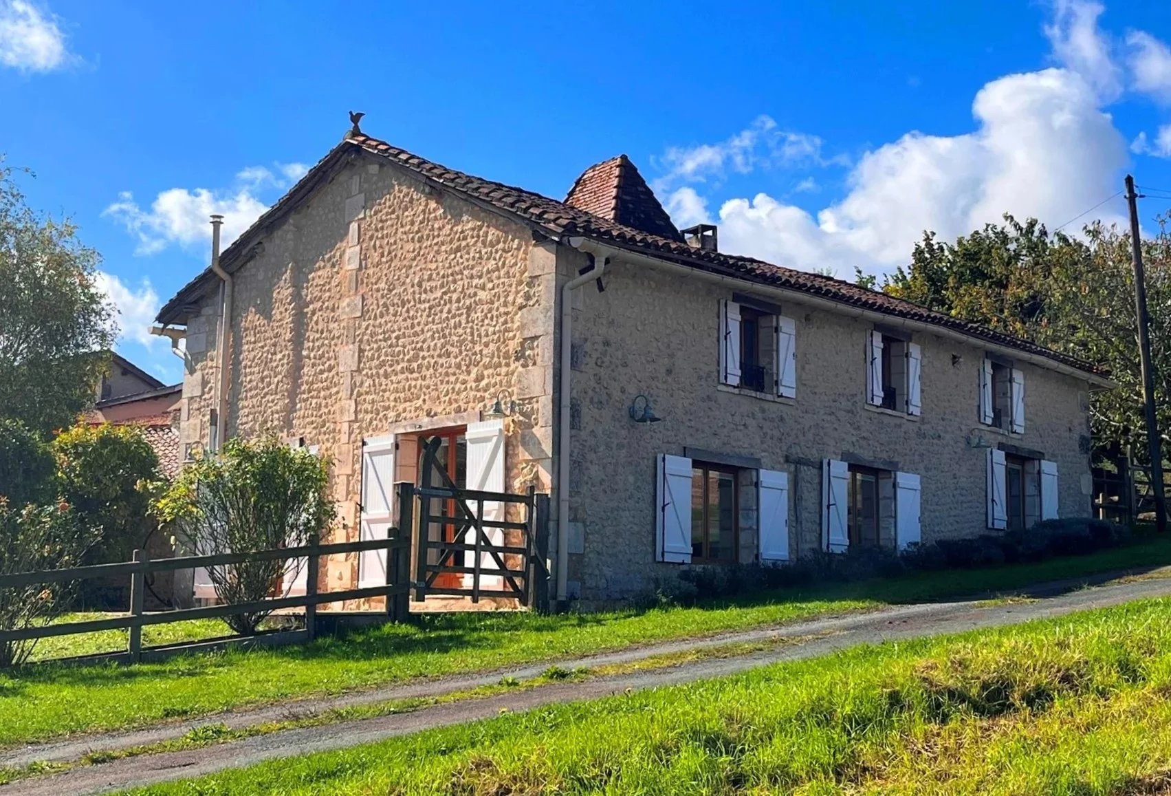 Immaculately presented stone barn conversion with fabulous views!