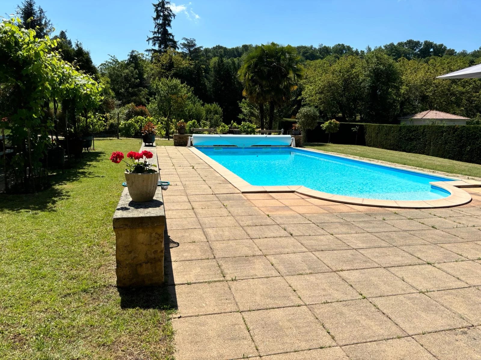 Grande maison avec piscine et studio/gîte à la périphérie de Sarlat