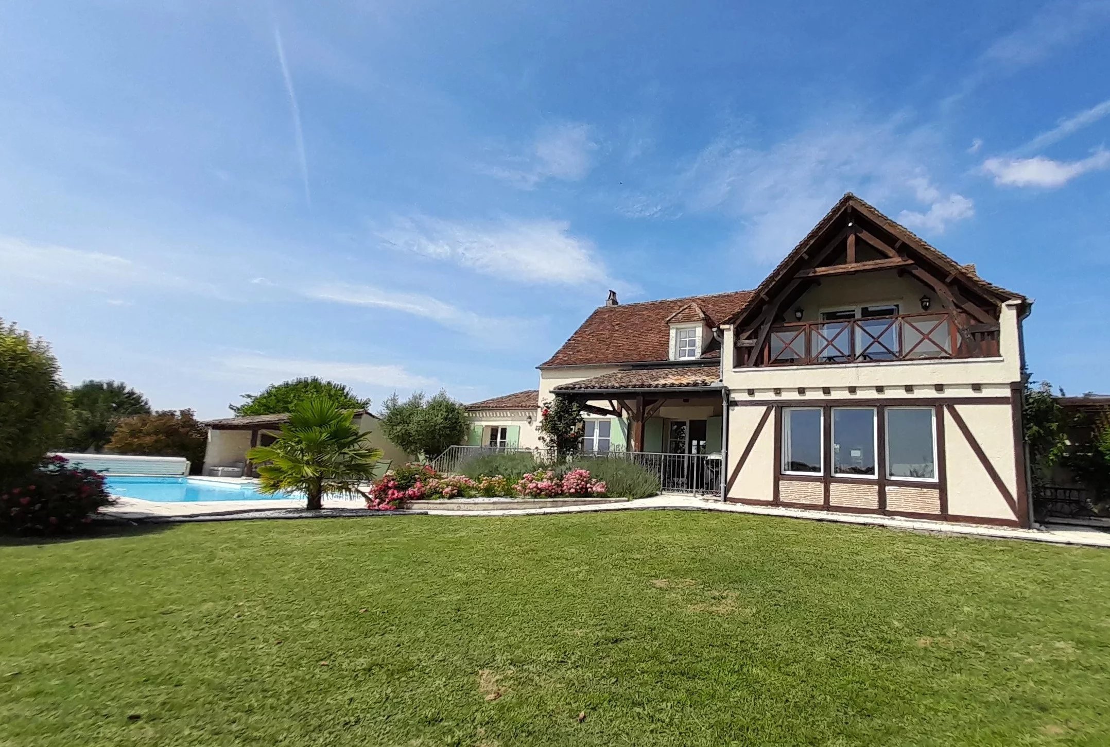Stunning bespoke villa with pool on the grounds of the prestigious Chateau des Vigiers Golf Club