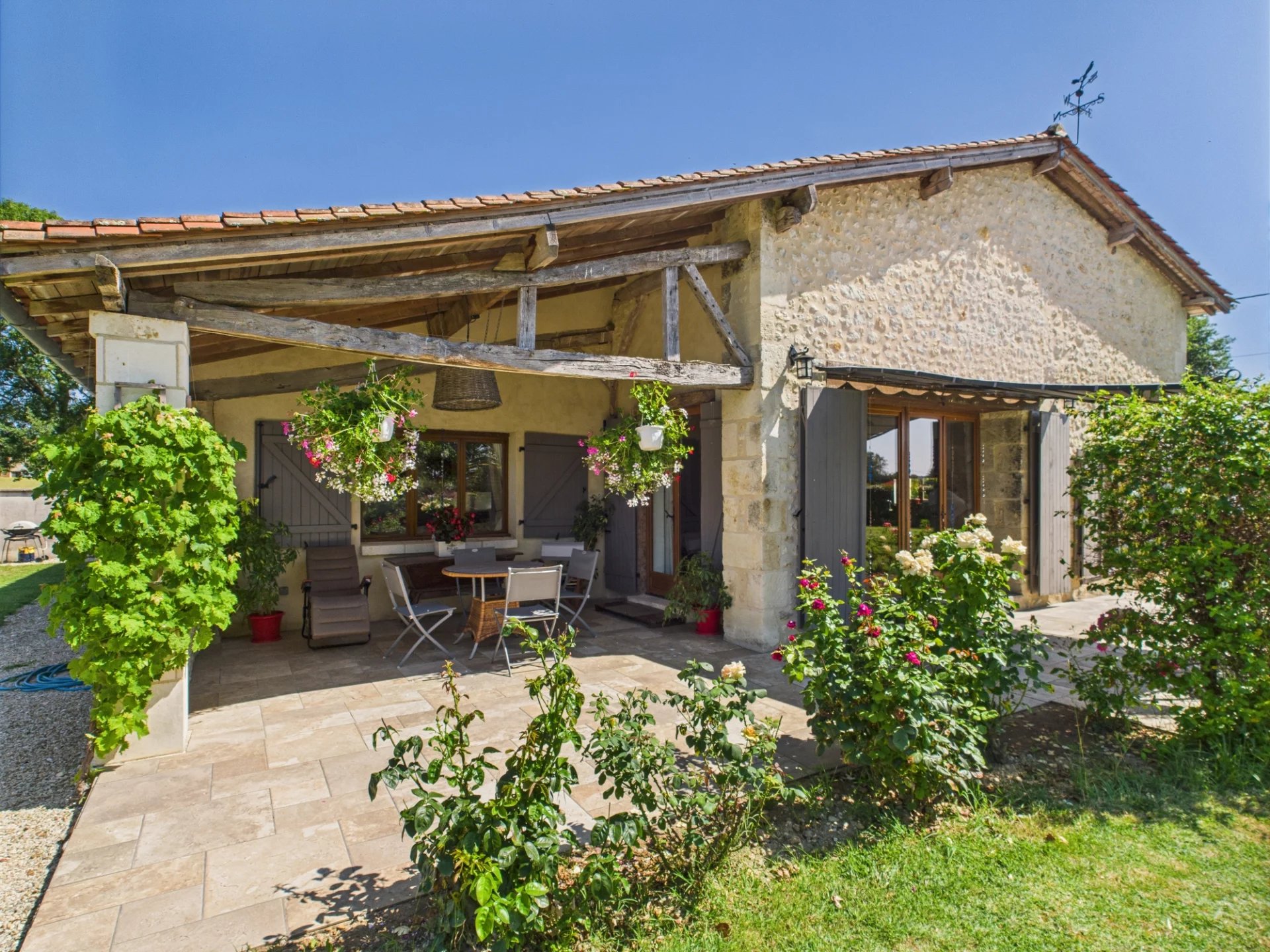 2 houses with open countryside views close to Aubeterre-Sur-Dronne