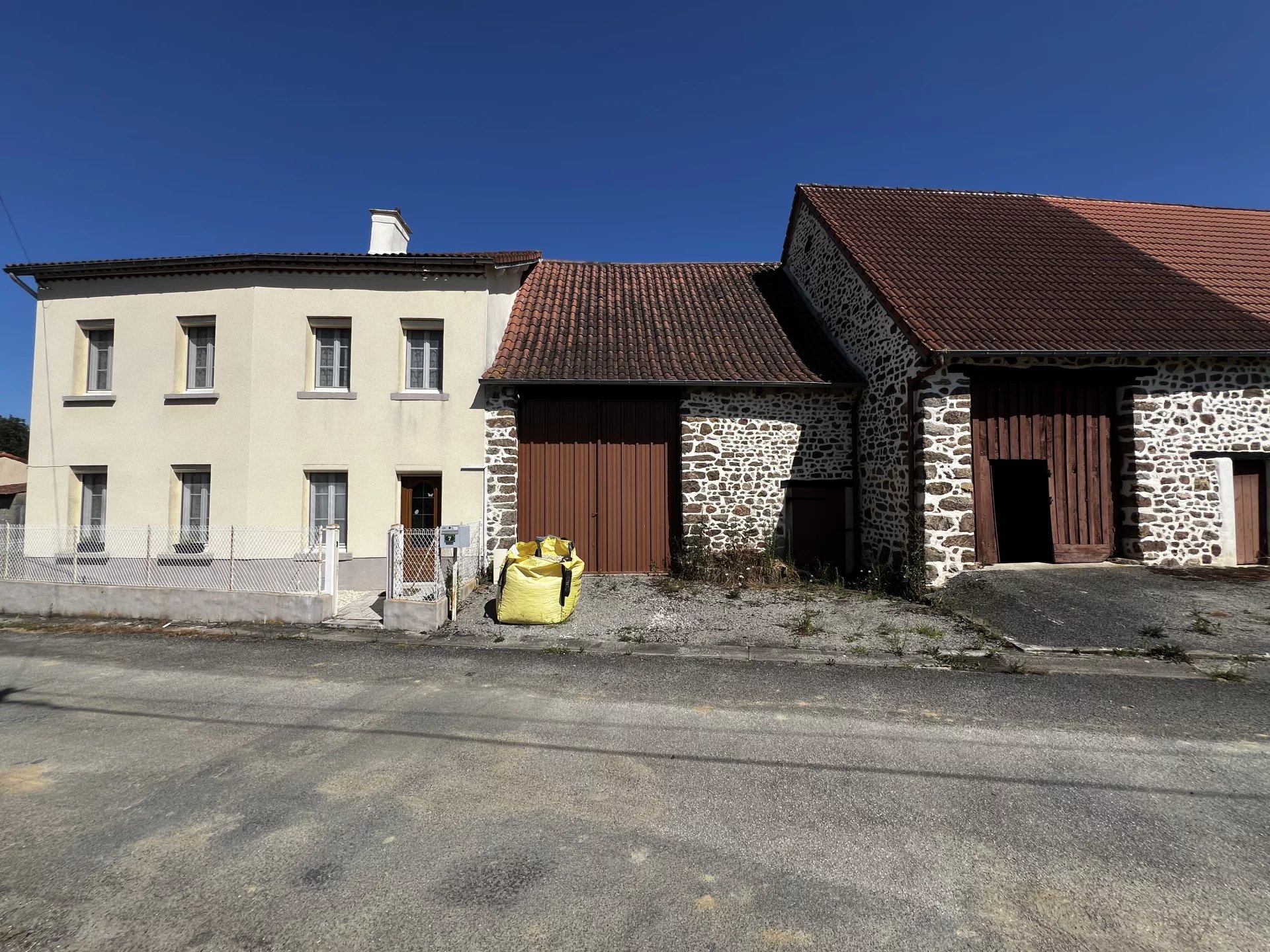 Maison indépendante rénovée de 3 chambres, plus de 3000m2 de jardin, deux grandes granges pour d'éventuels gîtes.