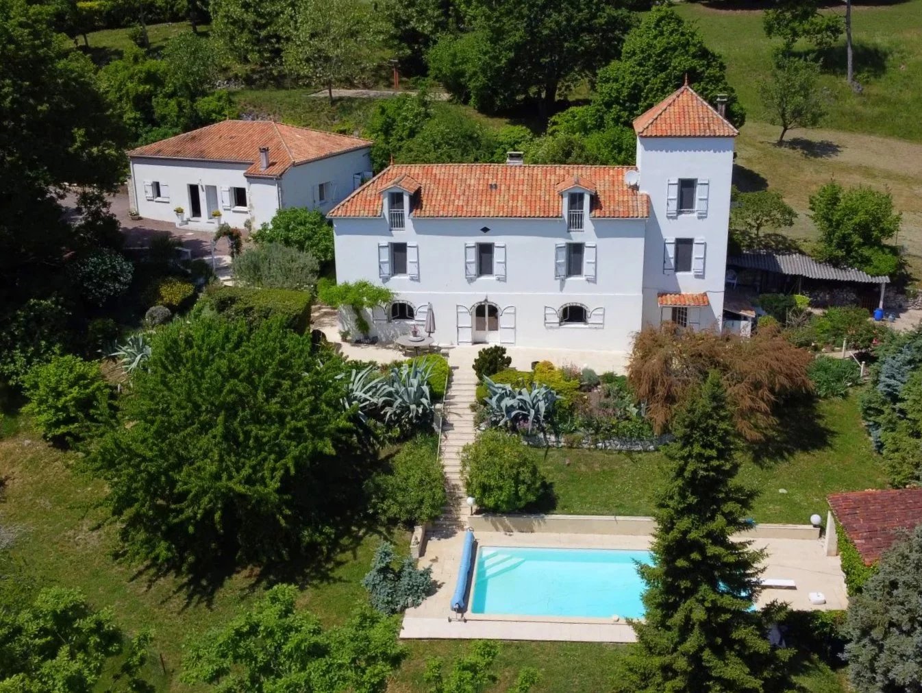 Stunning property with swimming pool and panoramic views