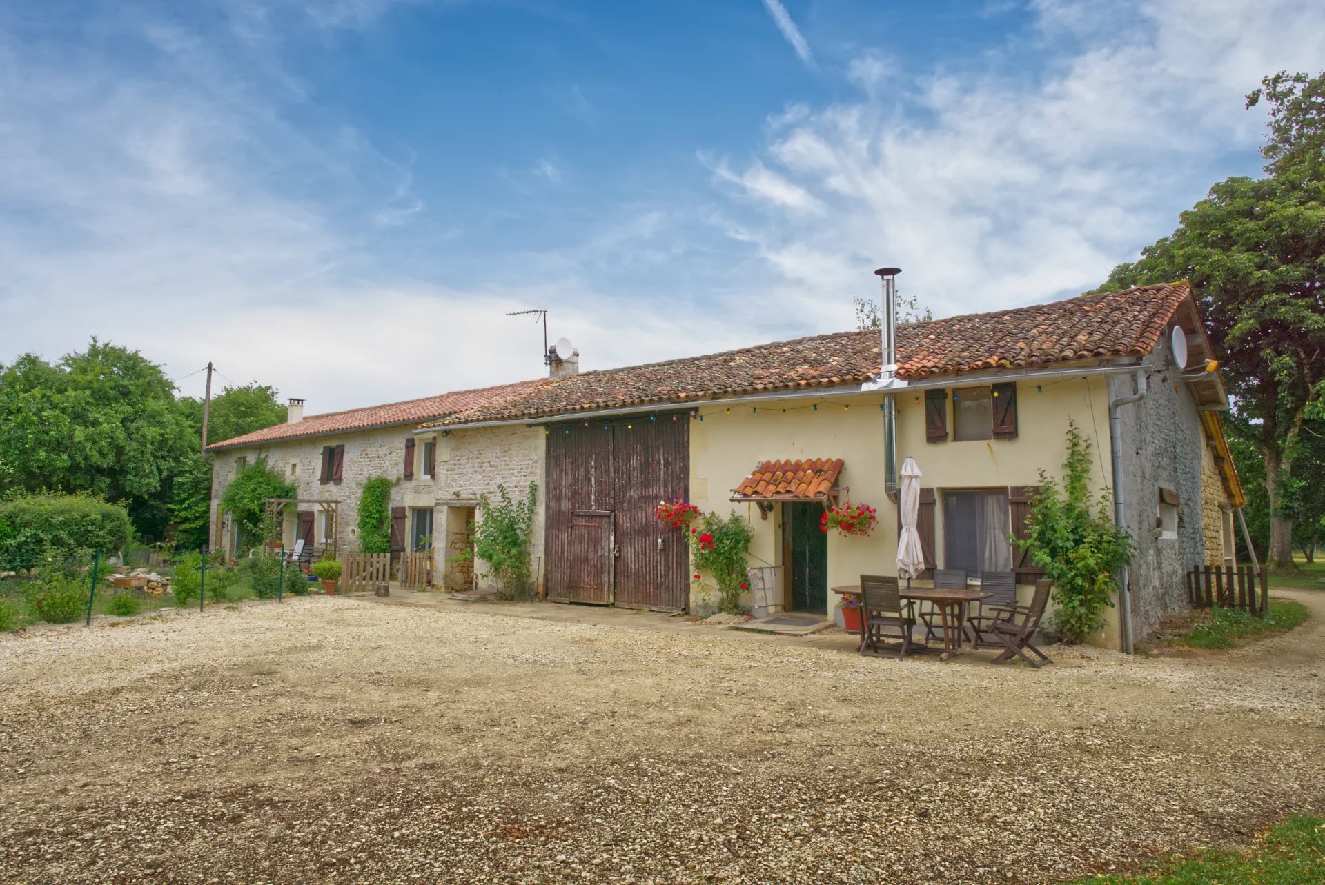 Maison avec 2 chambres et studio d'amis, grand jardin et champ, offrant un énorme potentiel