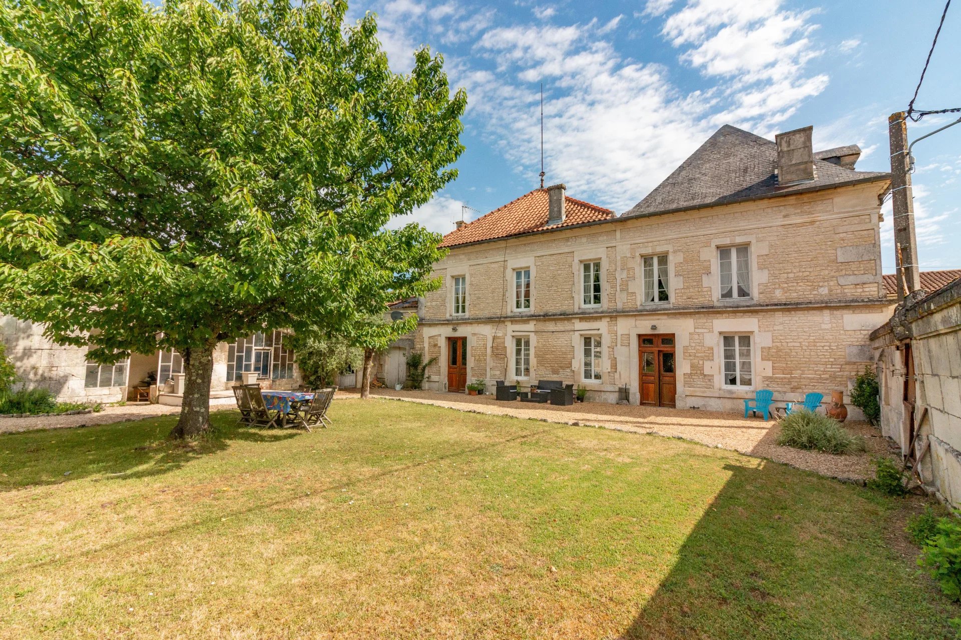 Grande maison de maître avec jardin clos de murs