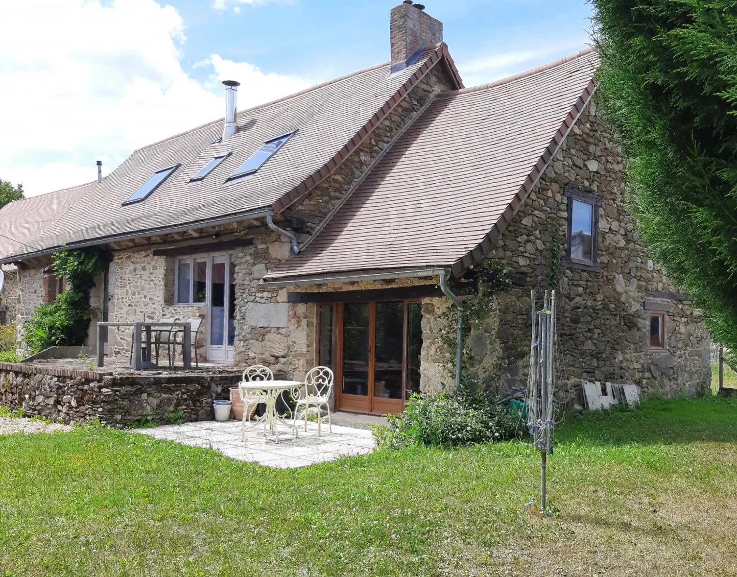 Well presented house, barn, animal outhouse, plus hanger. Well, land 7500m²