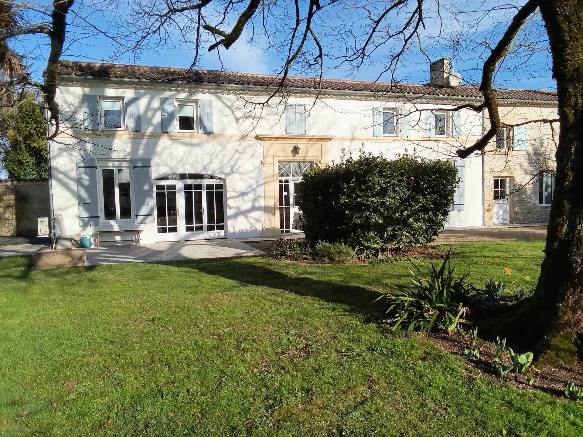 Beautiful south-facing Charentais farmhouse with open views