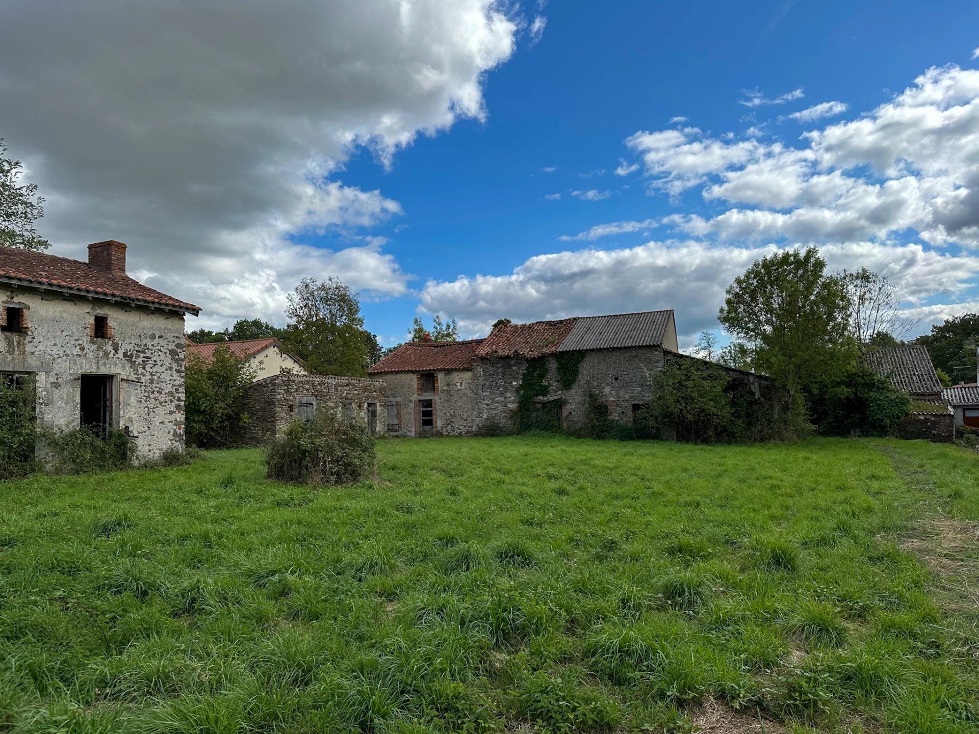 Renovation property in a calm hamlet