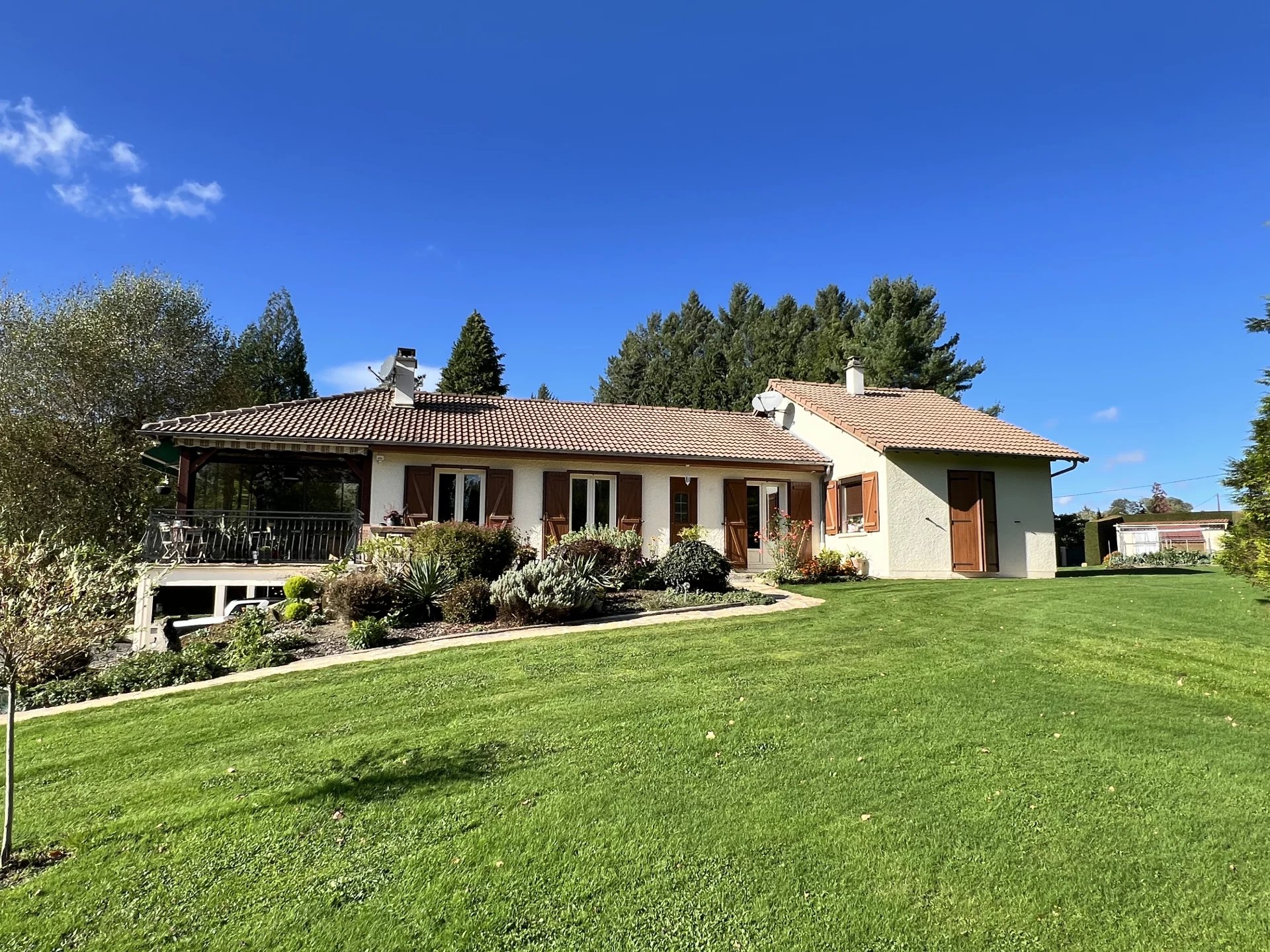 Très bien entretenue, 4 chambres et un beau jardin.