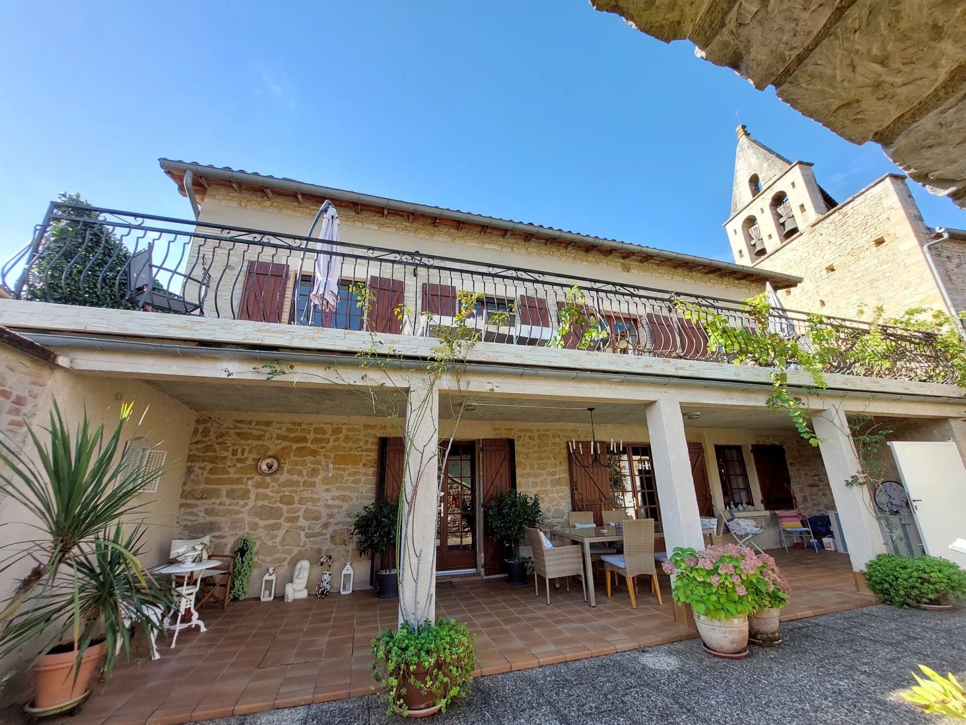 House with two independant levels, pool, balcony and terrace