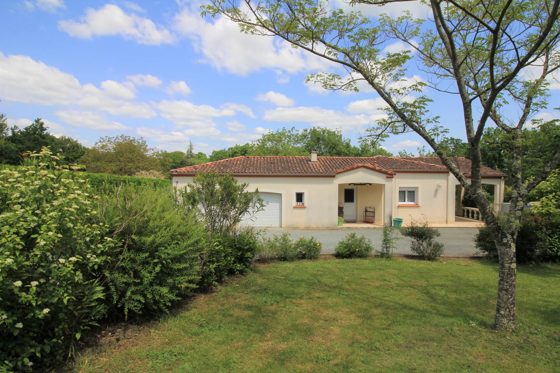 Single storey house with 3 bedrooms and a pool