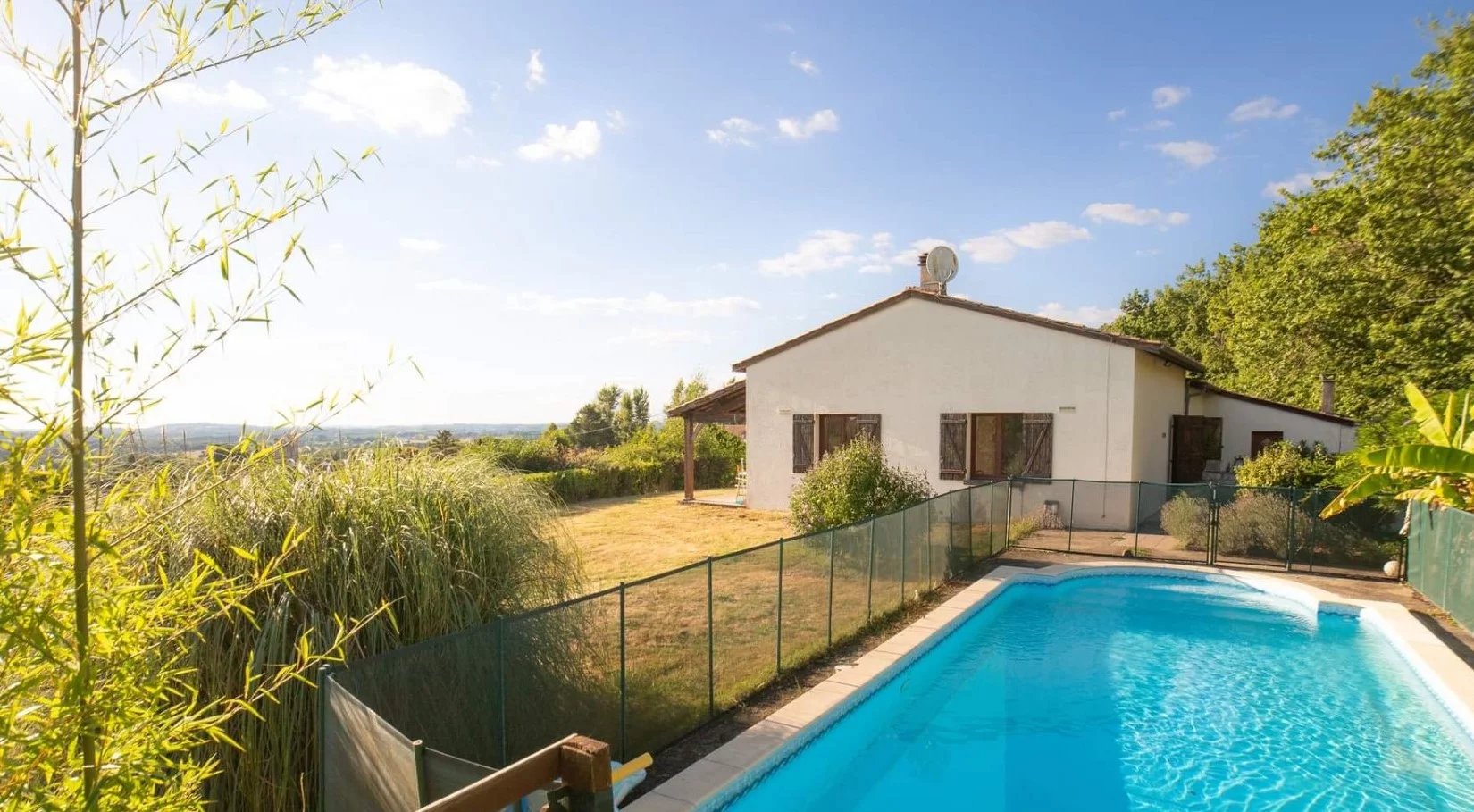 4 bedroom house with pool and view over the countryside