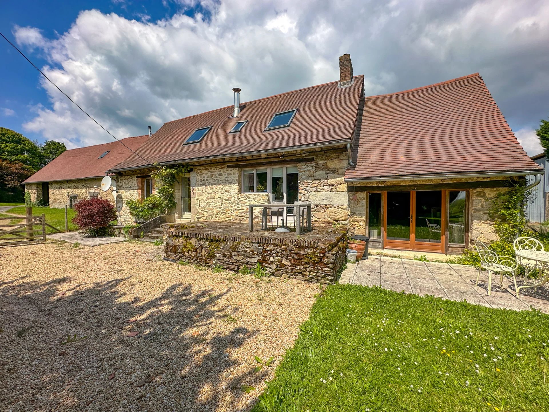 Maison, grange de 200m², hangar, porcherie