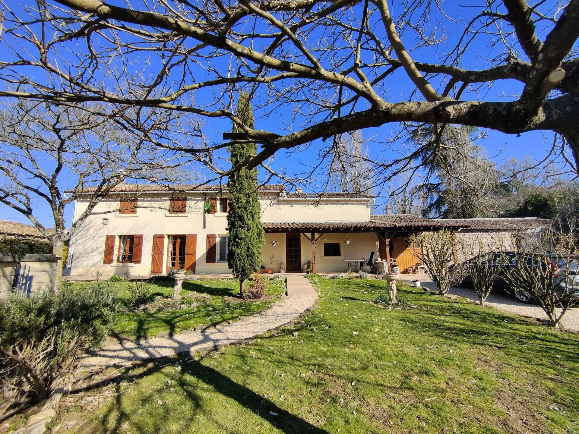 Maison joliment rénovée et bien présentée dans un petit hameau