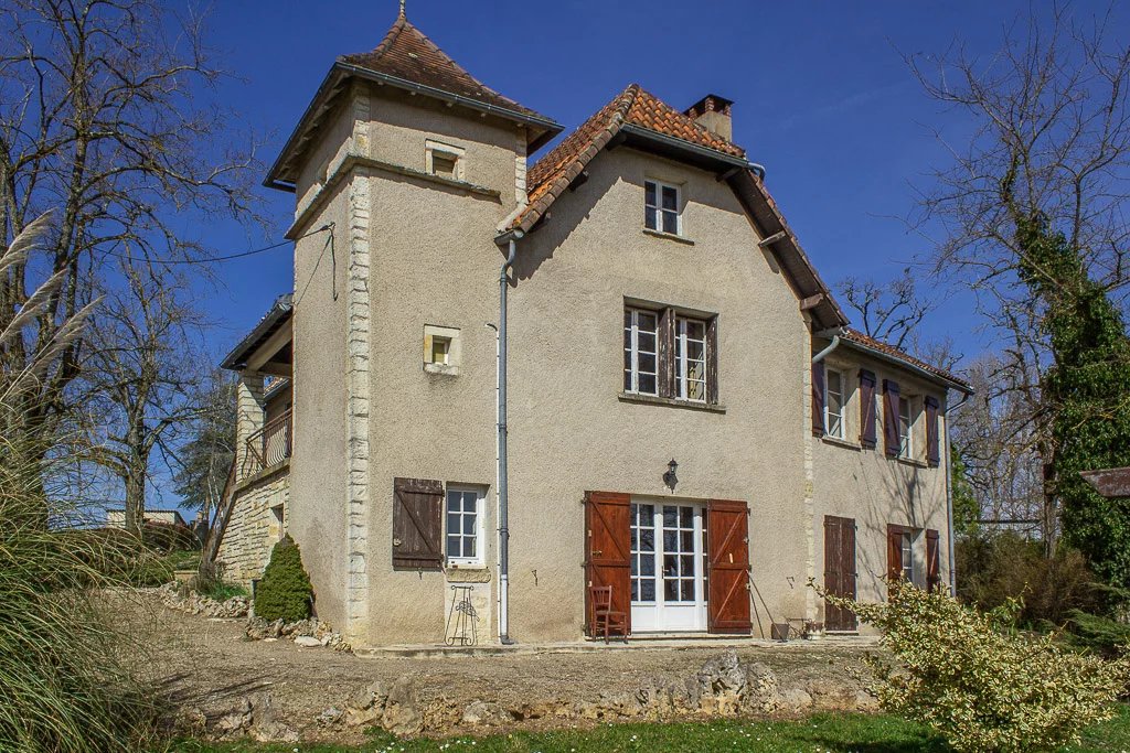 Former farmhouse with outbuildings to renovate with 9 hectares of land and beautiful views