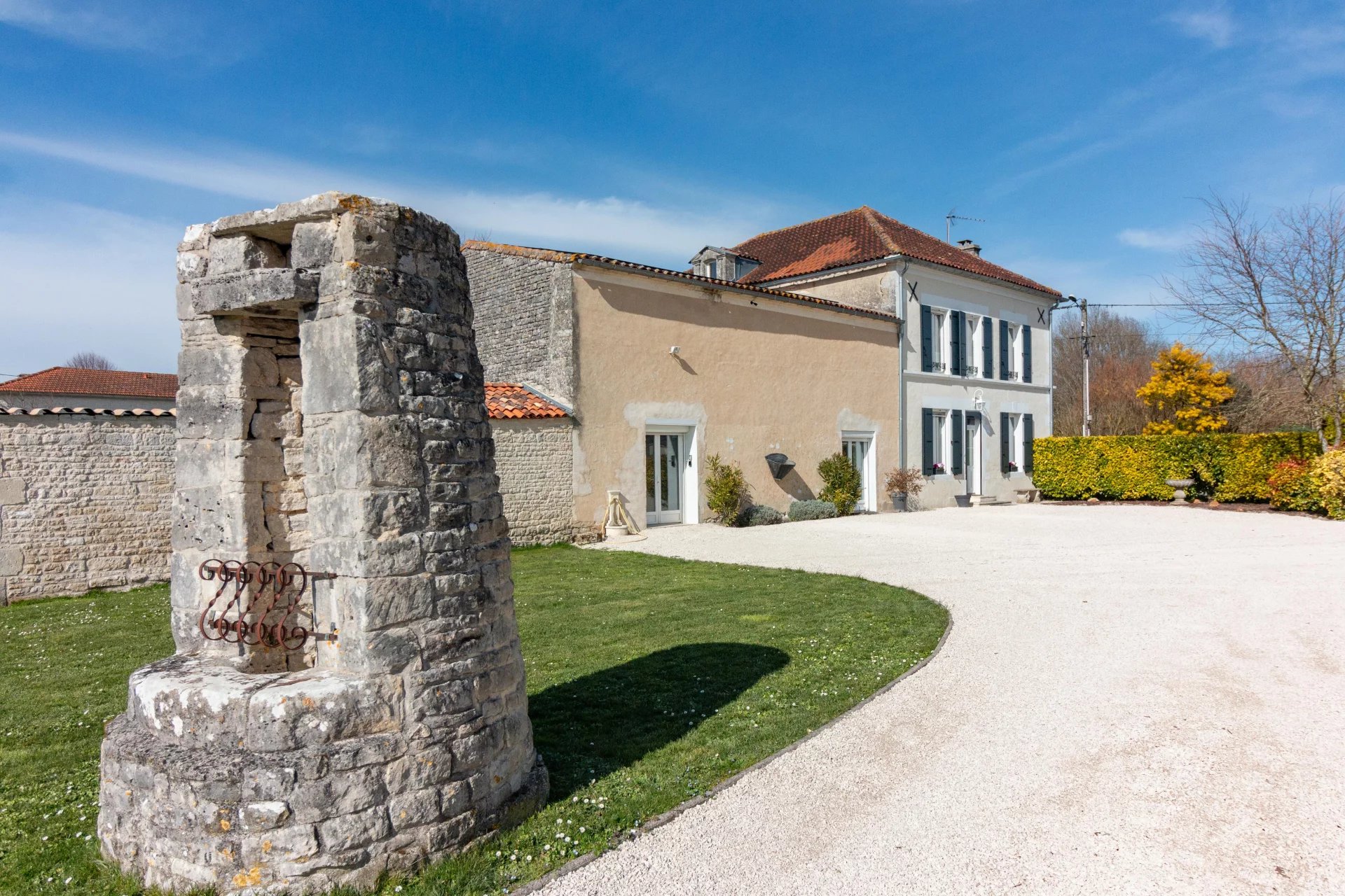 Grande maison avec dépendance et joli jardin