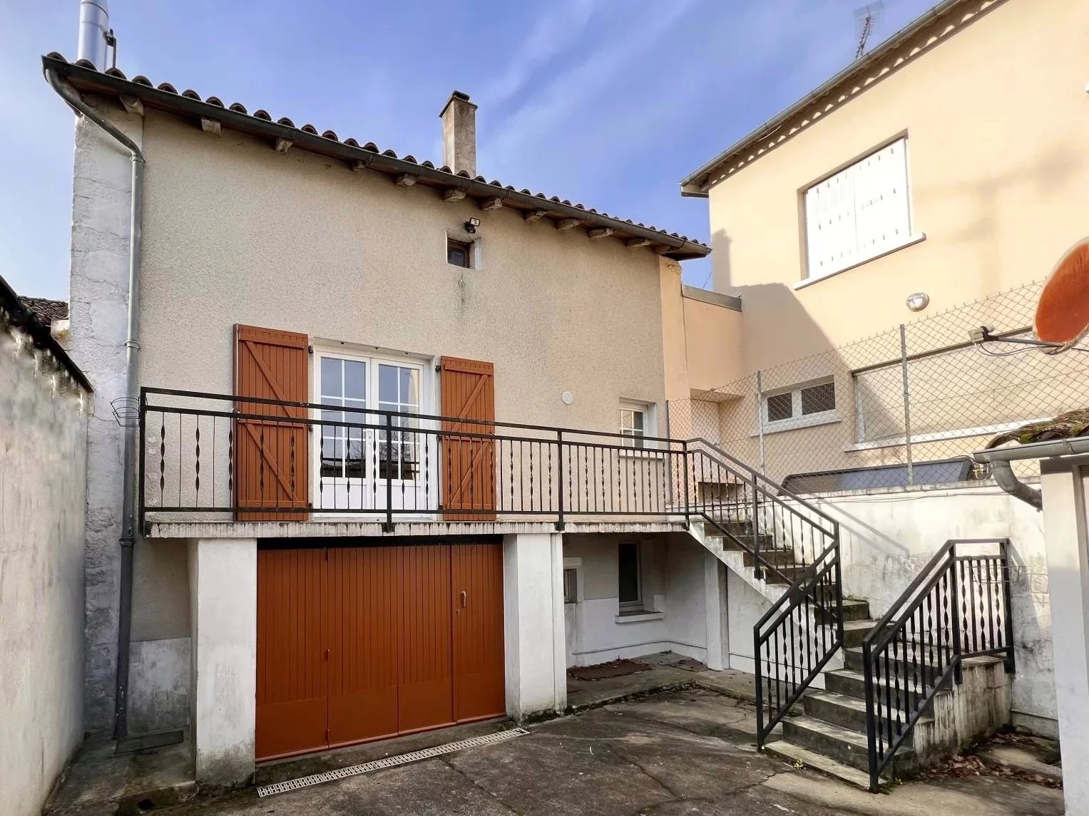 Spacious townhouse with 4 bedrooms and close to all amenities