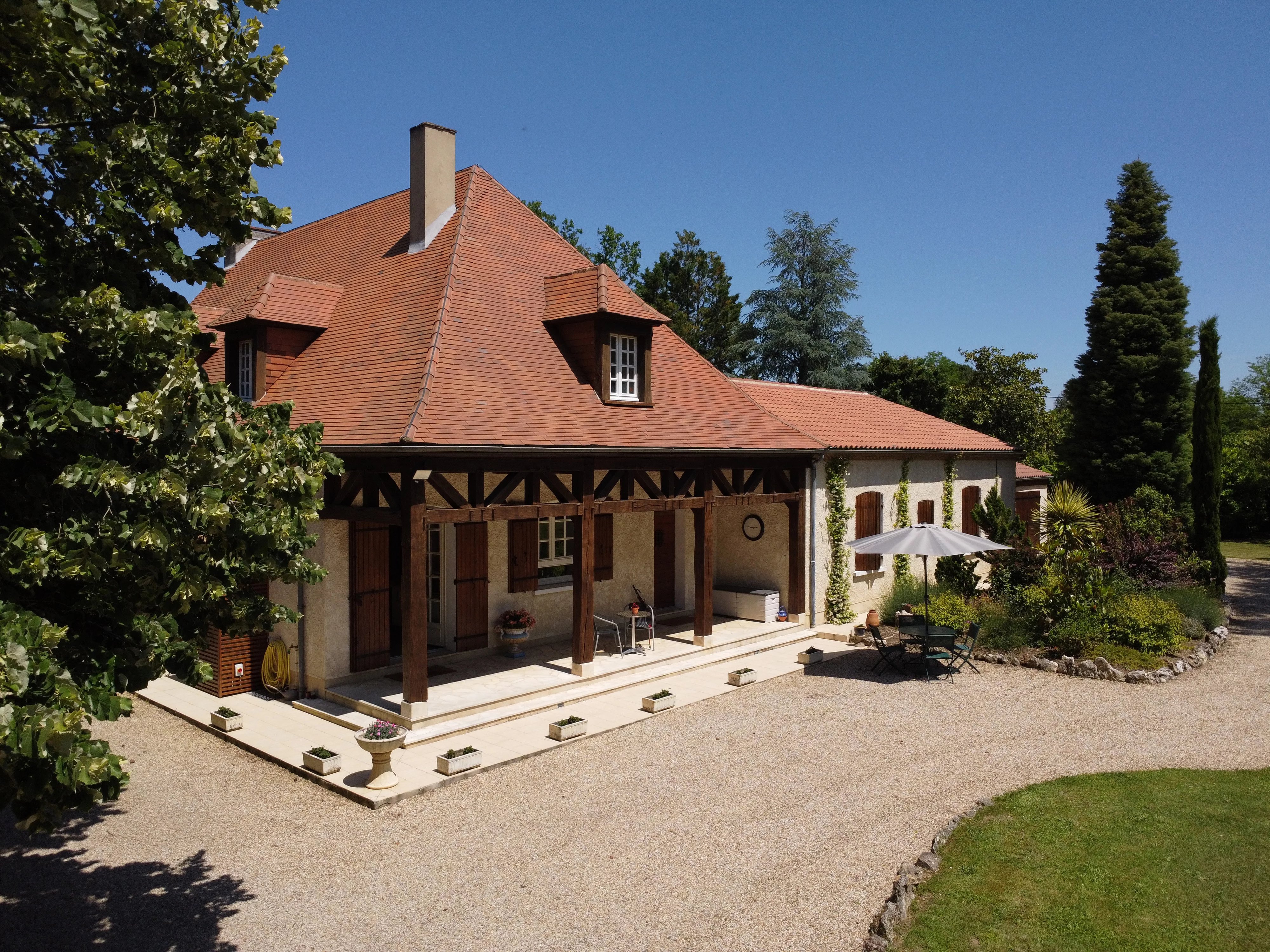 Belle villa avec terrain de tennis et piscine à quelques minutes de Bergerac