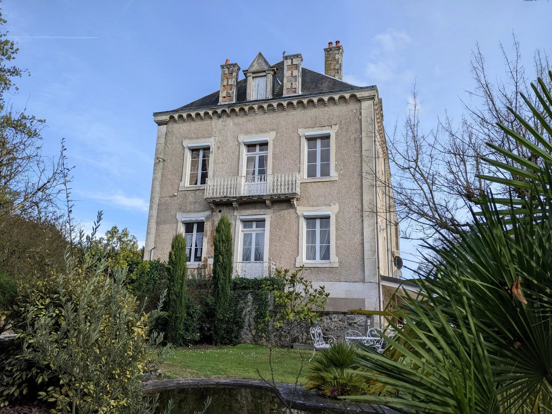 Outstanding riverside Maison de Maître in the heart of Montmorillon