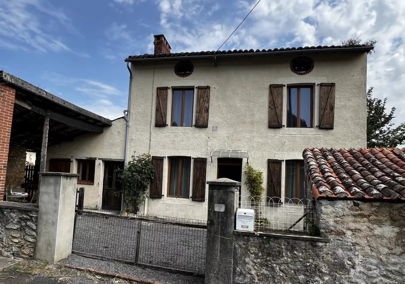 Maison de campagne indépendante, 3 chambres, 3 salles de bain, proche des facilités d'une grande ville