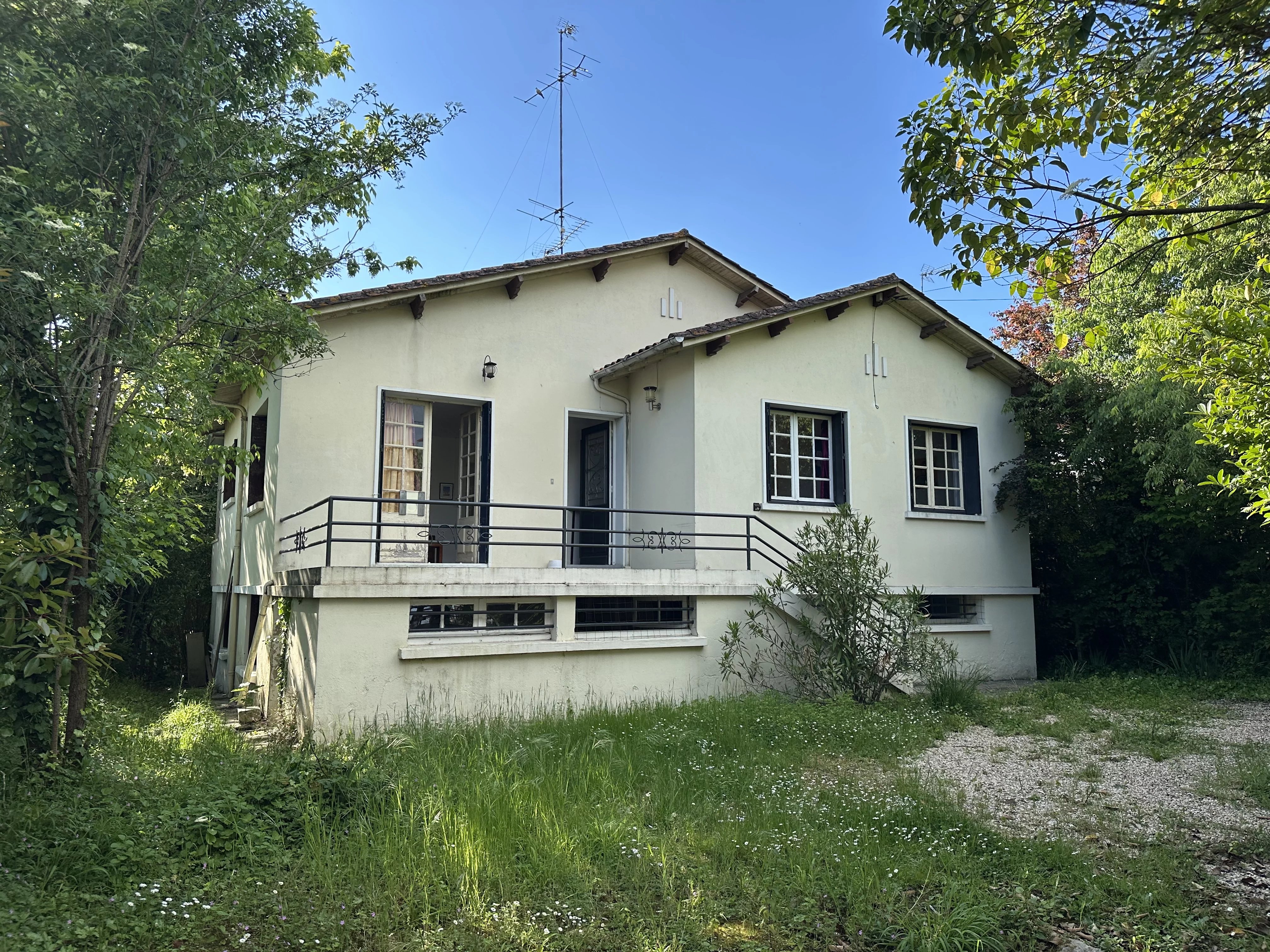 Property in a calm location, close to the center of Bergerac