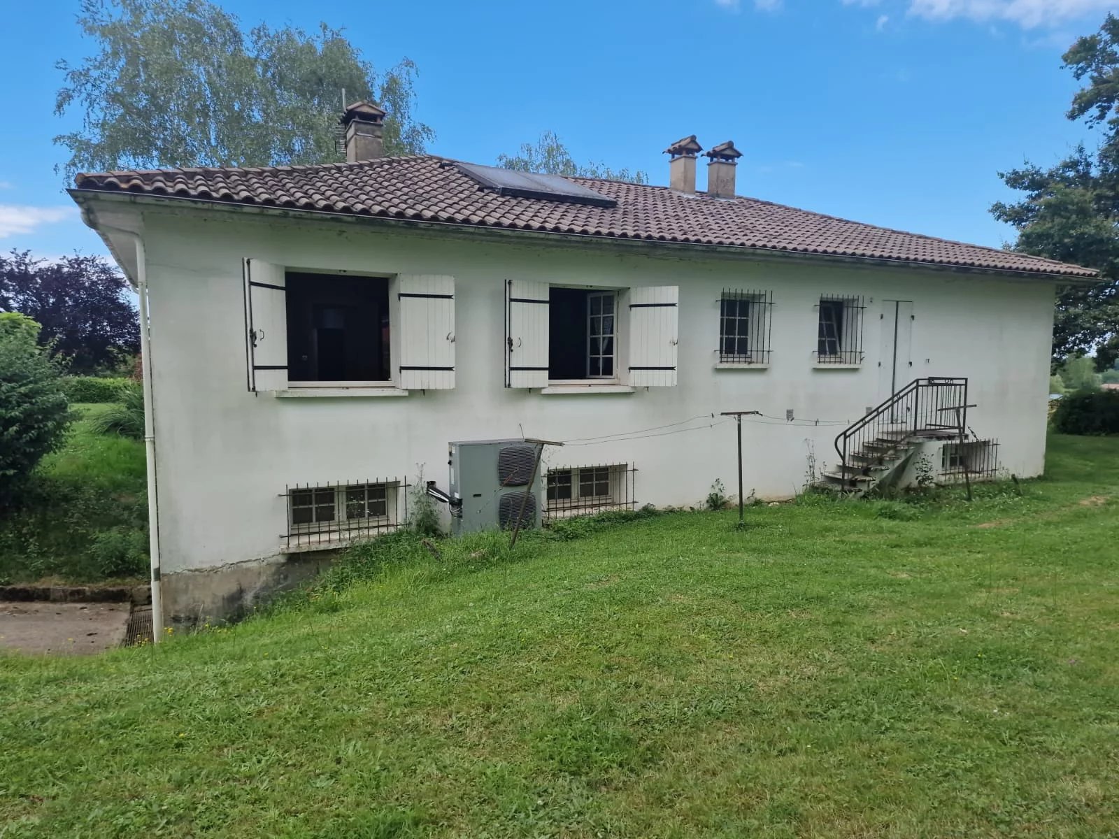 Maison contemporaine à la périphérie de Castillonnes