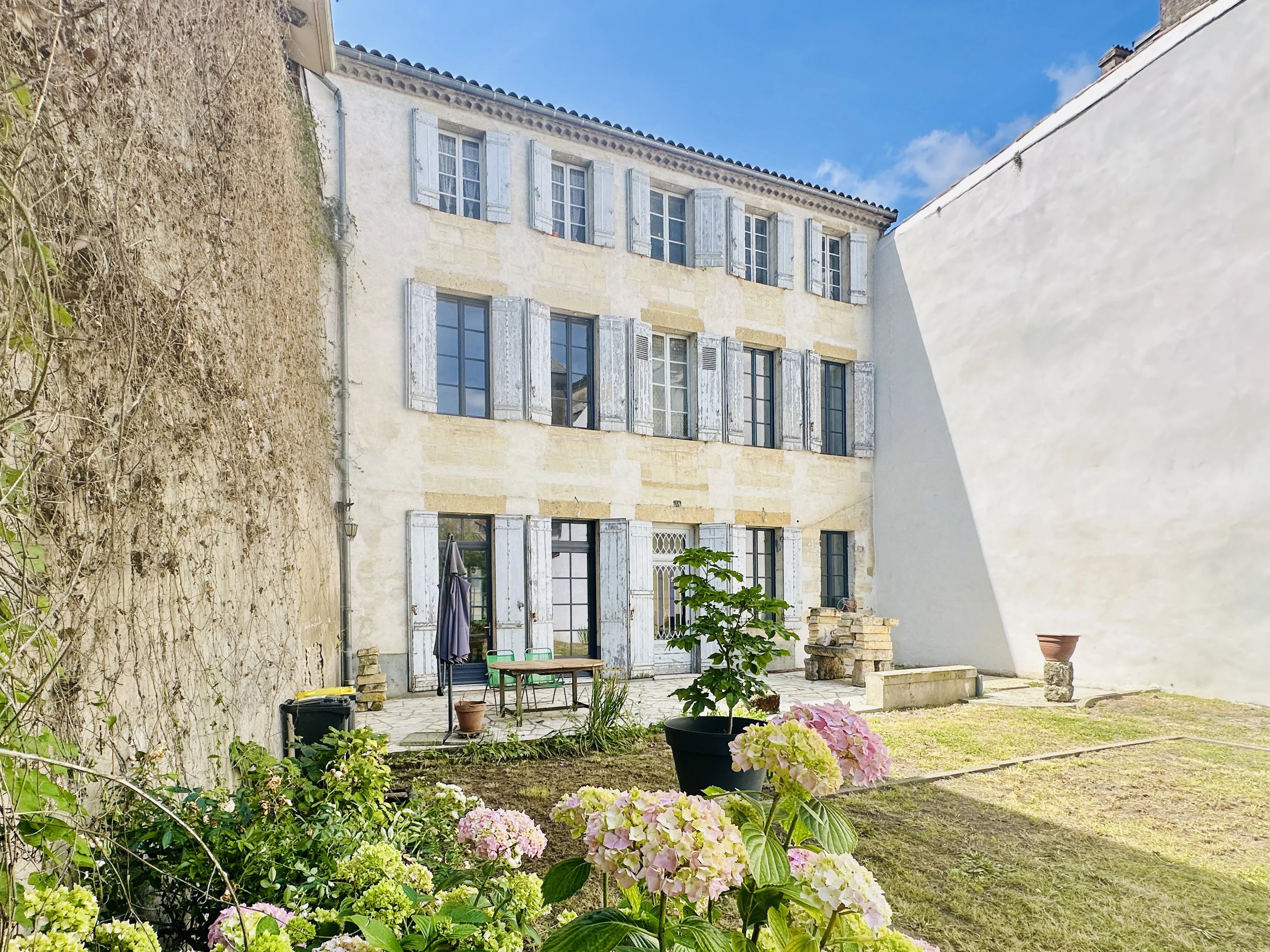 Belle bâtisse en pierre de 5 chambres avec jardin