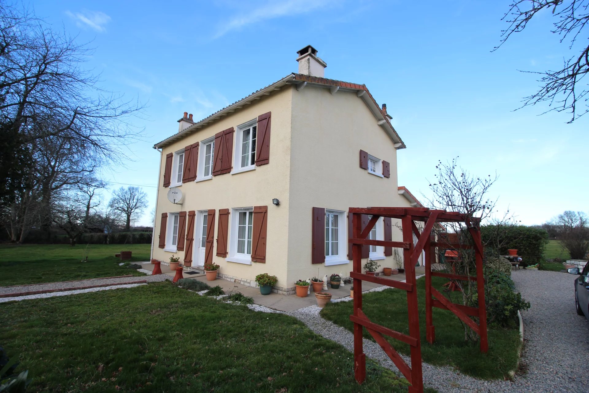 Proche Ambernac, spacieuse maison de quatre chambres avec grand jardin.