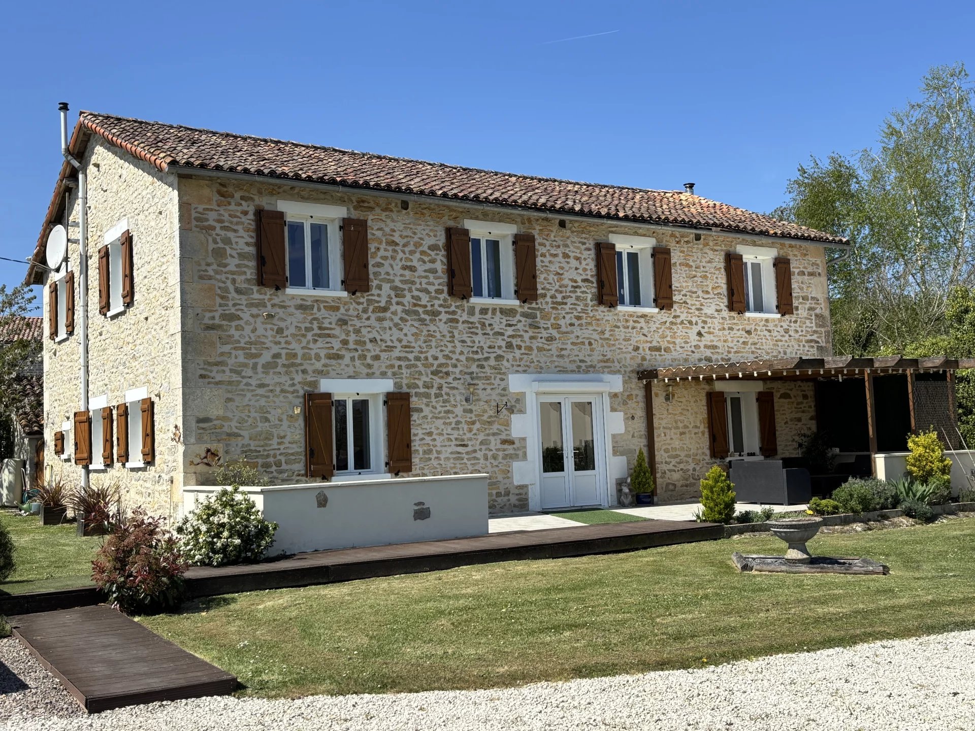 Une superbe maison spacieuse avec une piscine couverte et chauffée, un double garage et un grand jardin.