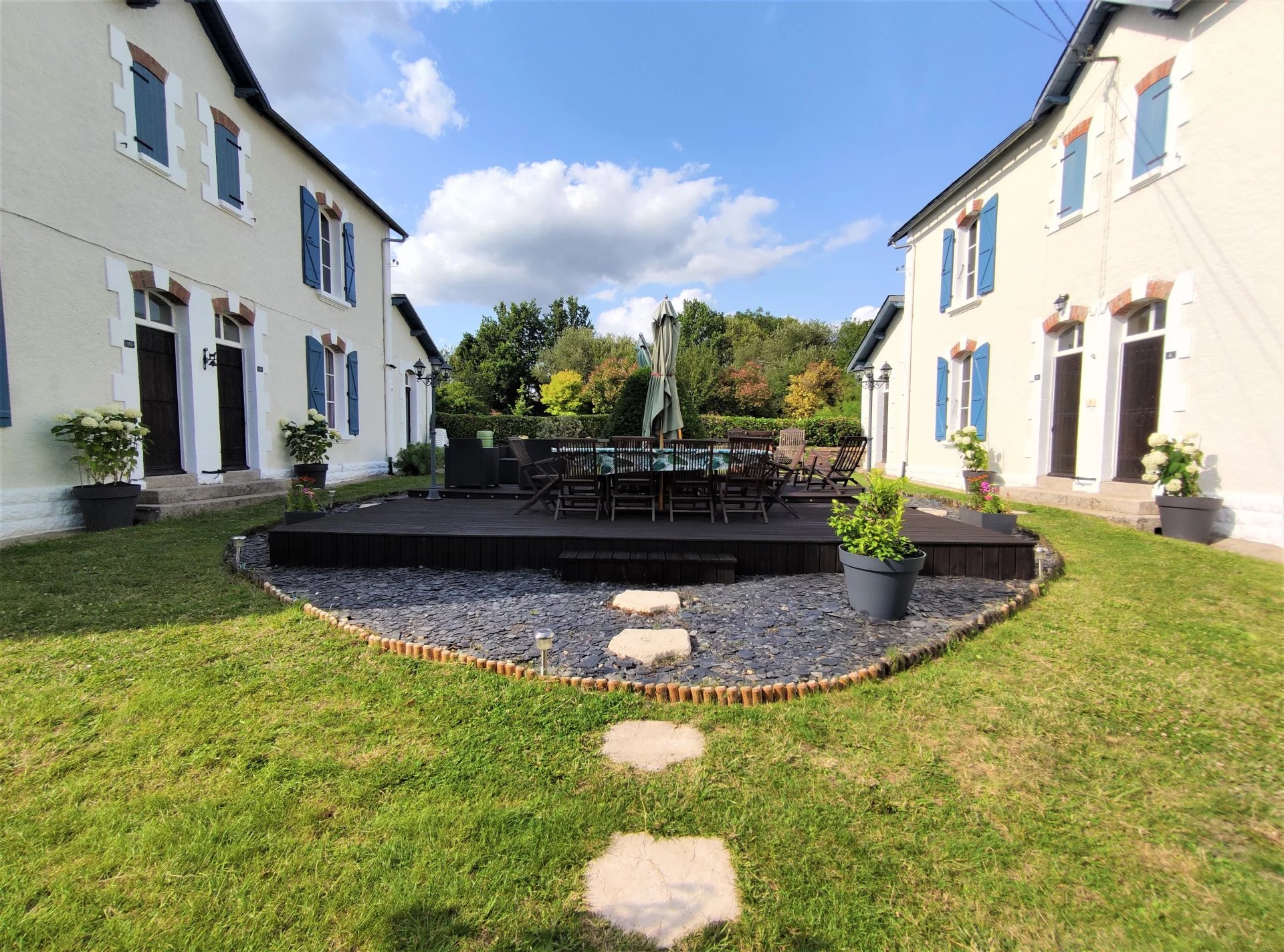 Detached property with 4 beds and 2 gites