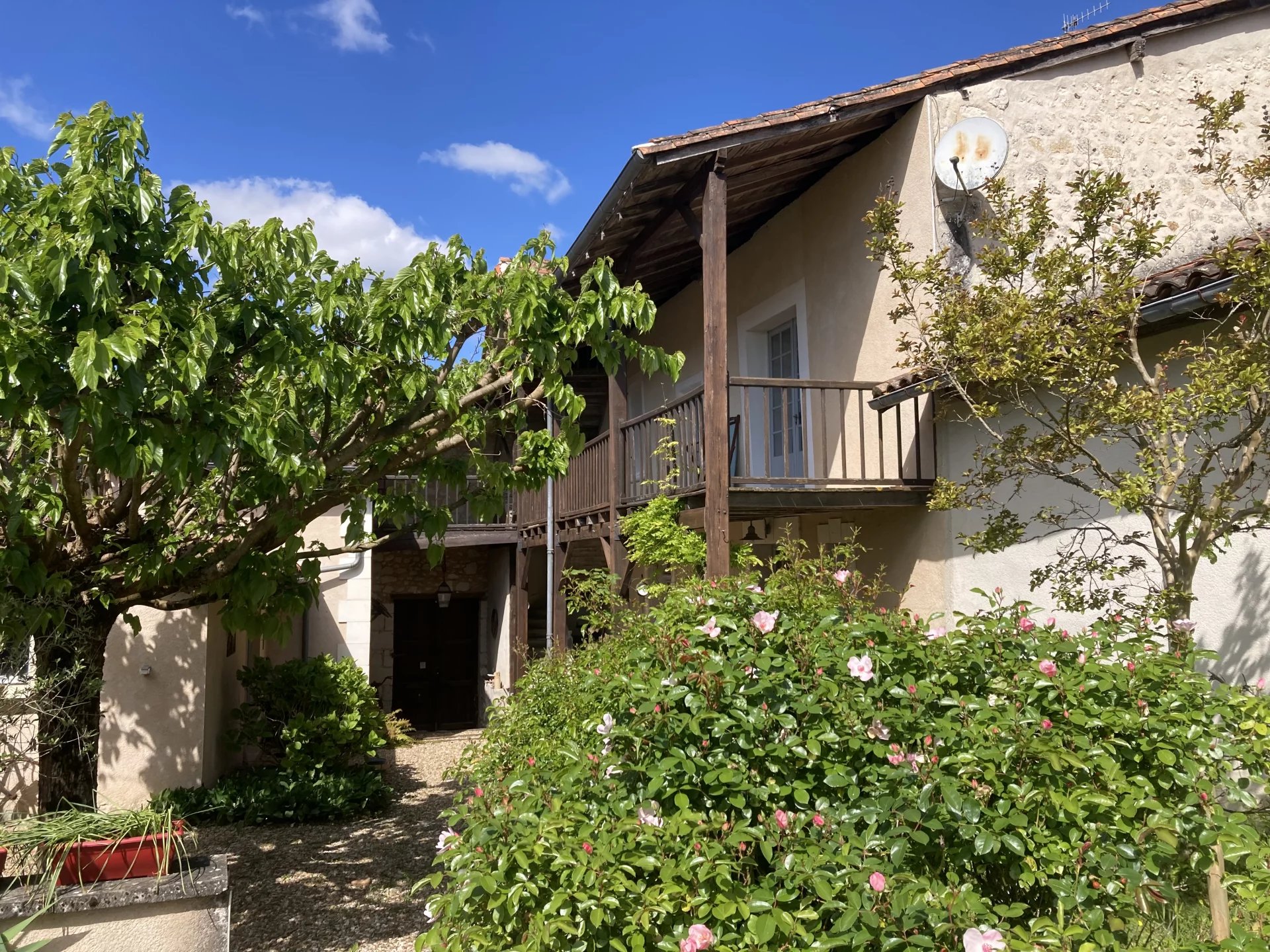Charming property with garden and balcony in the heart of Aubeterre sur Dronne
