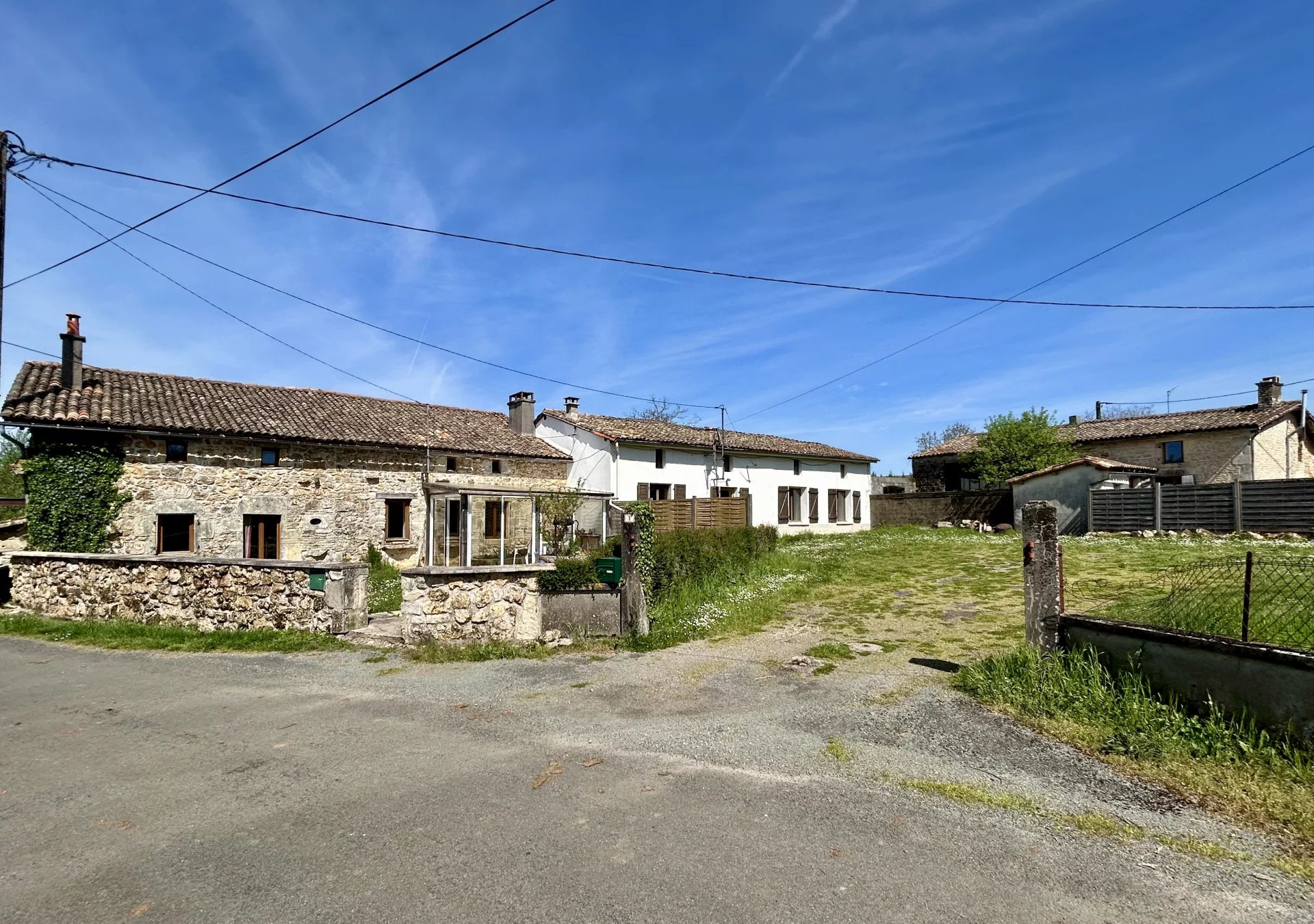 3 maisons de village rénovées avec dépendances et 4500m2 de terrain.