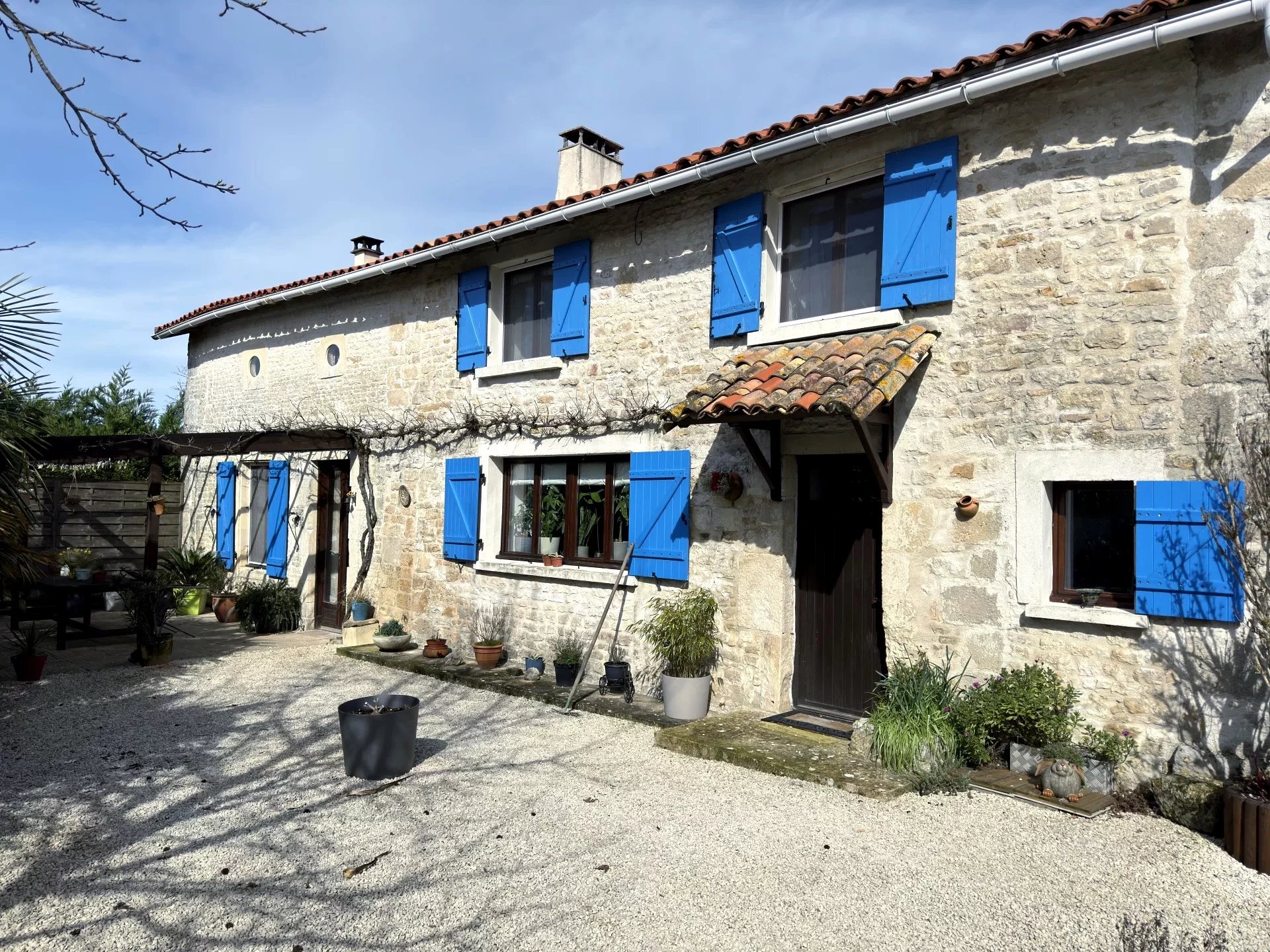 Character property with 2 bedrooms, situated in a quiet village 5 minutes from Villefagnan