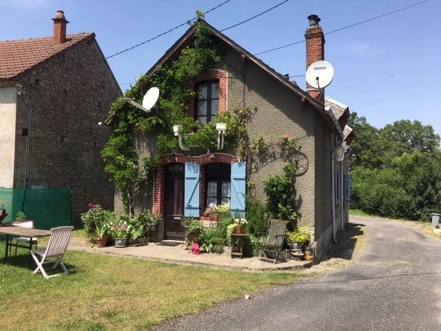 Character 3 bed property set in a quiet hamlet