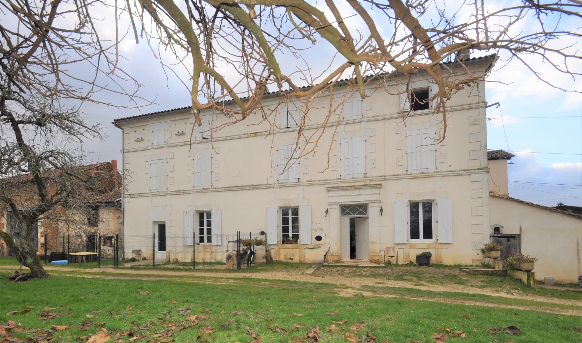 Stone built 4 bedroomed 'Maison de Maître' Charentaise in a quiet hamlet