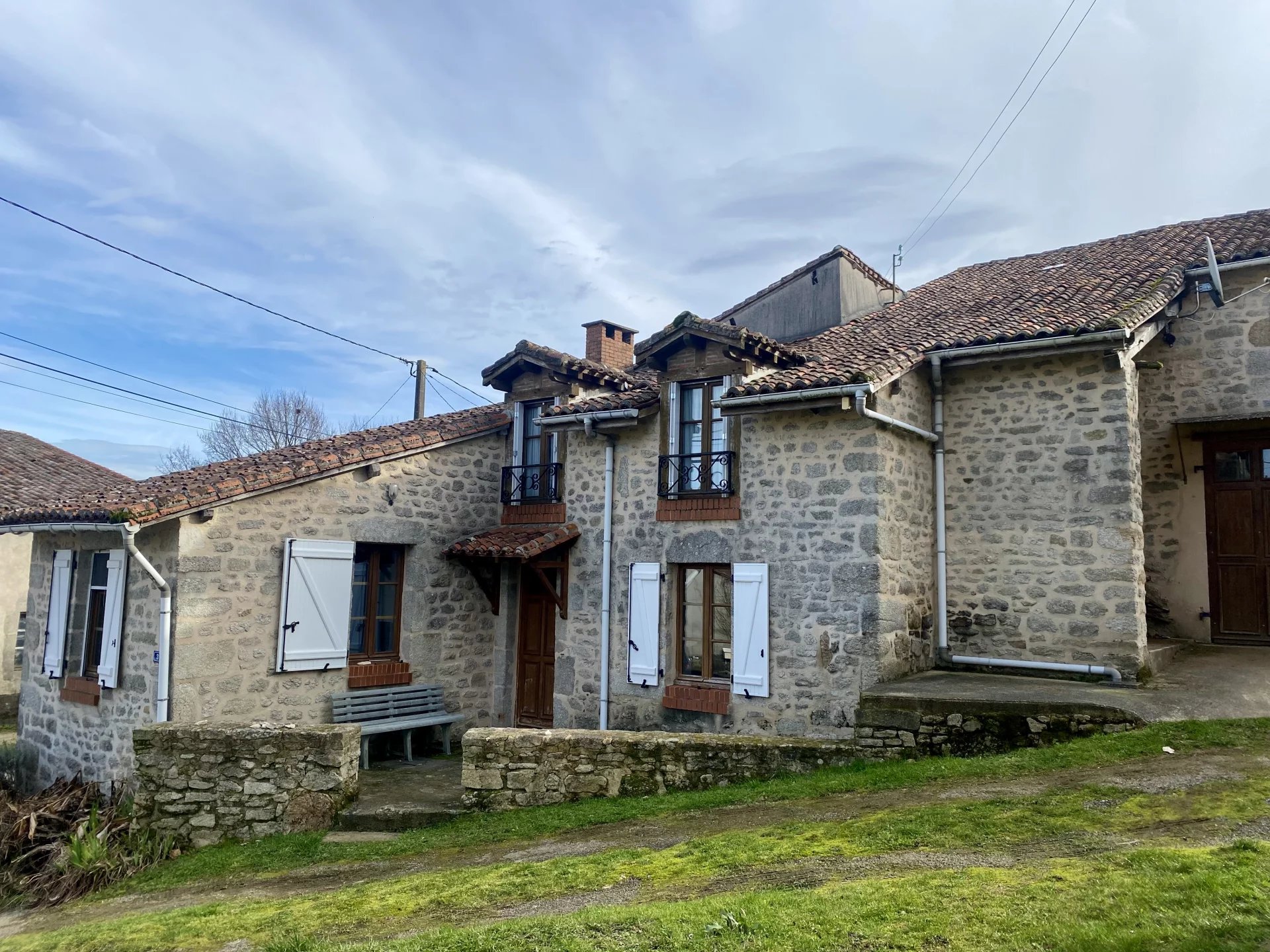 Charming 2-bedroom house nestled in an idyllic hamlet of Blond