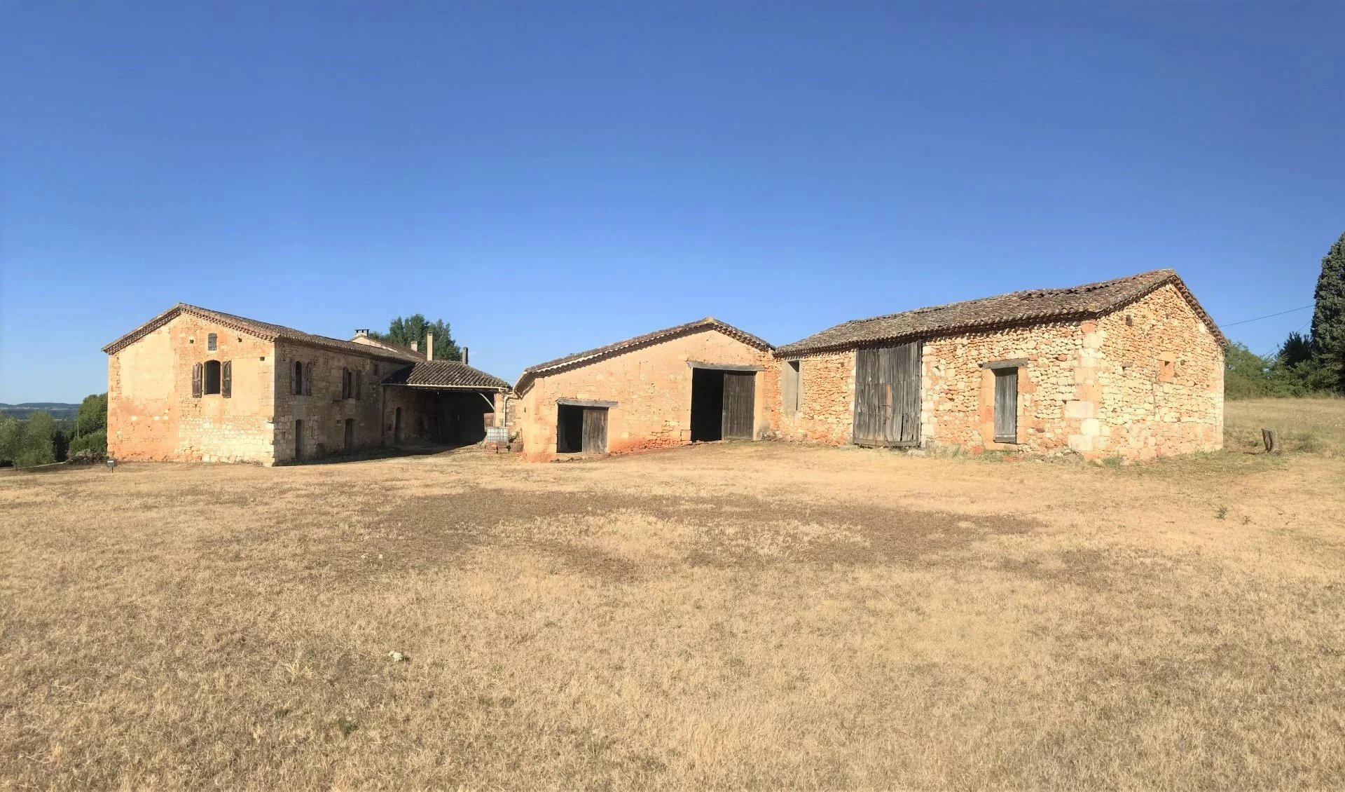 Farm from 1754 to be completely renovated, land with CU, well, view on the Lot valley