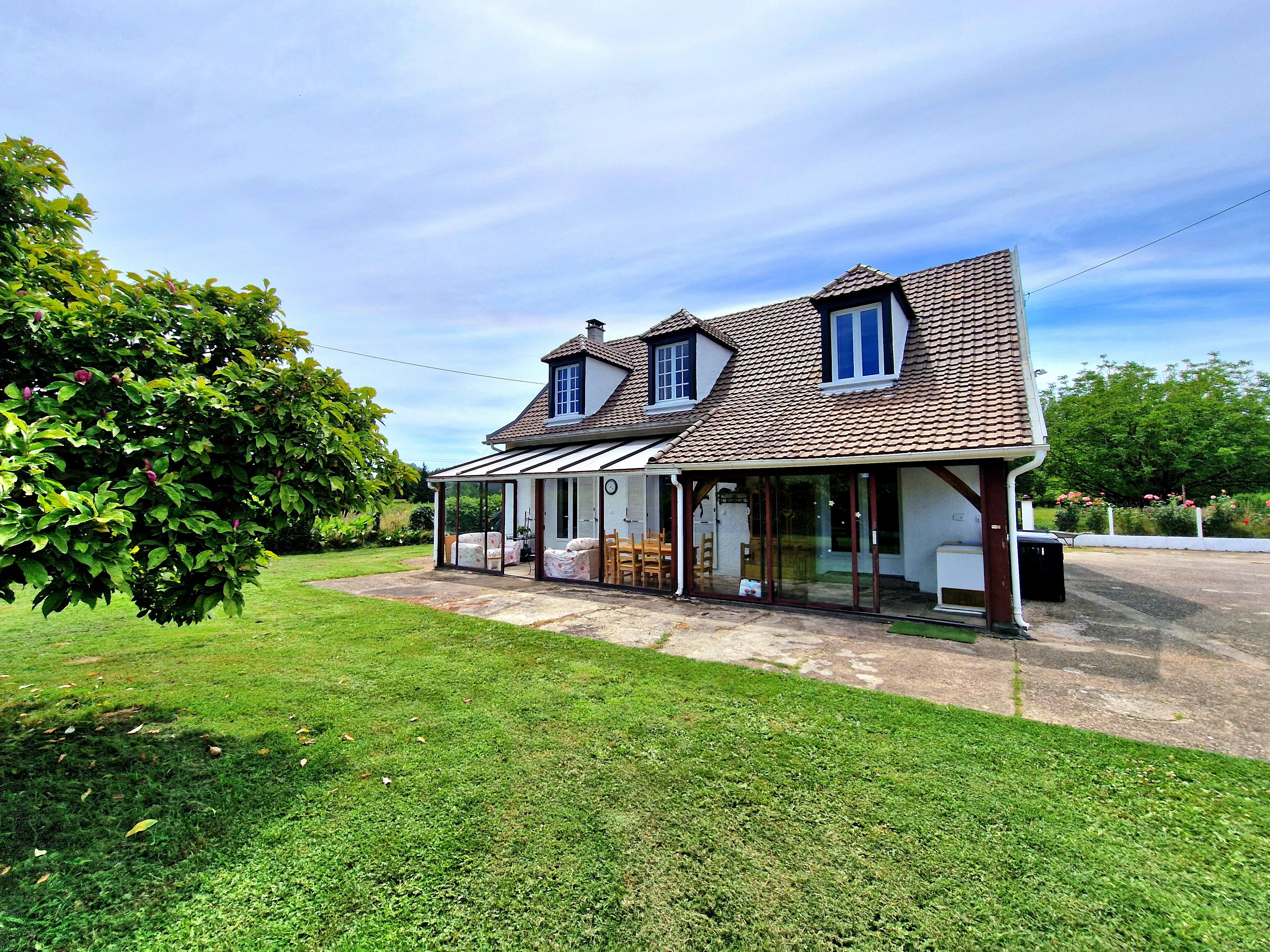 Maison familiale bien répartie avec 4 chambres et 2 salles de bains et un parc.