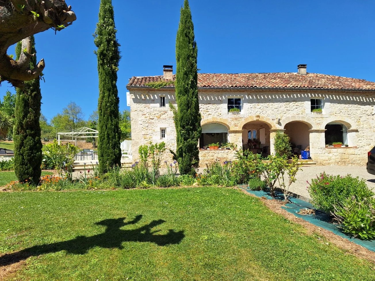 Belle maison en pierre avec piscine