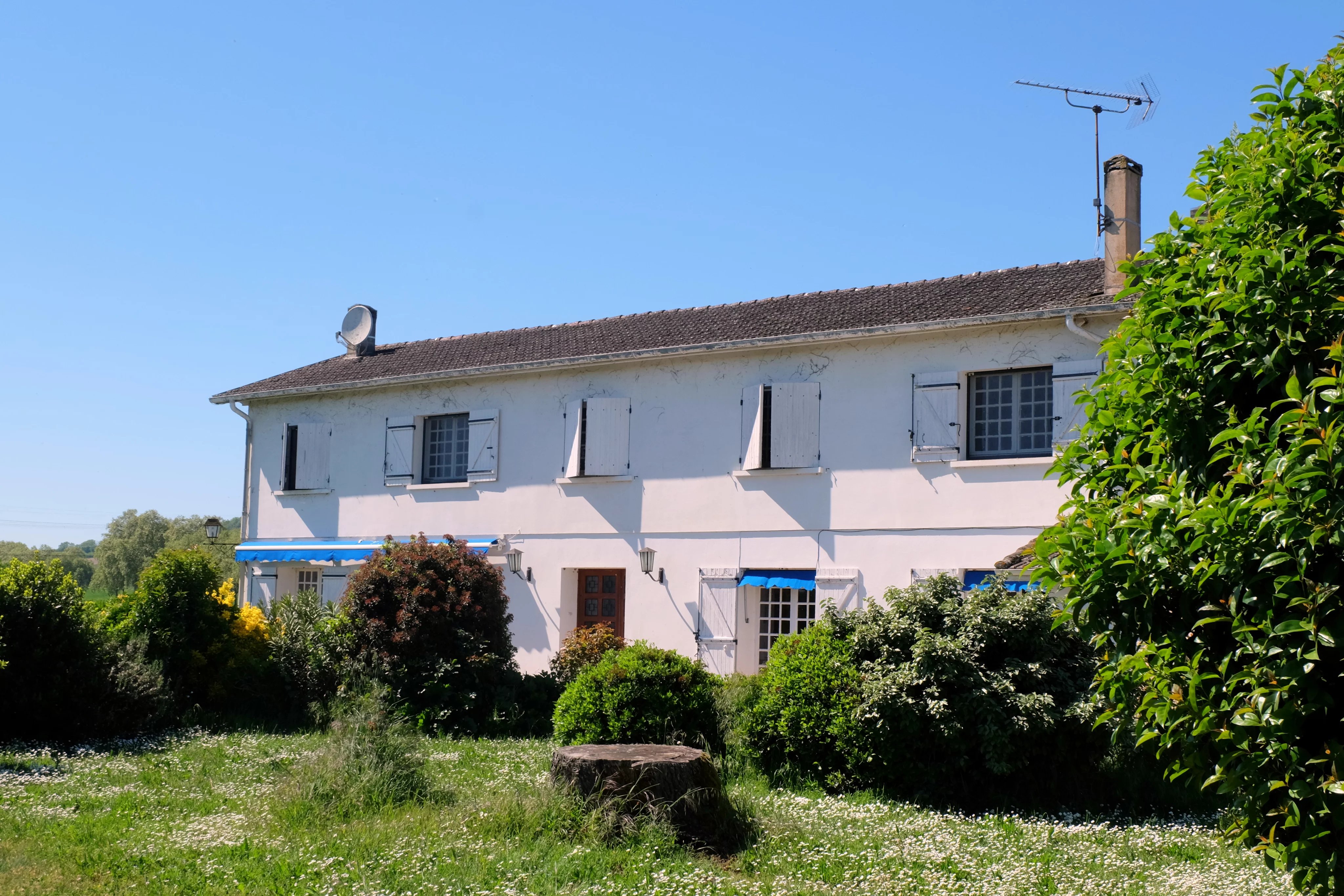 Grande maison avec gîte, grange et terrain