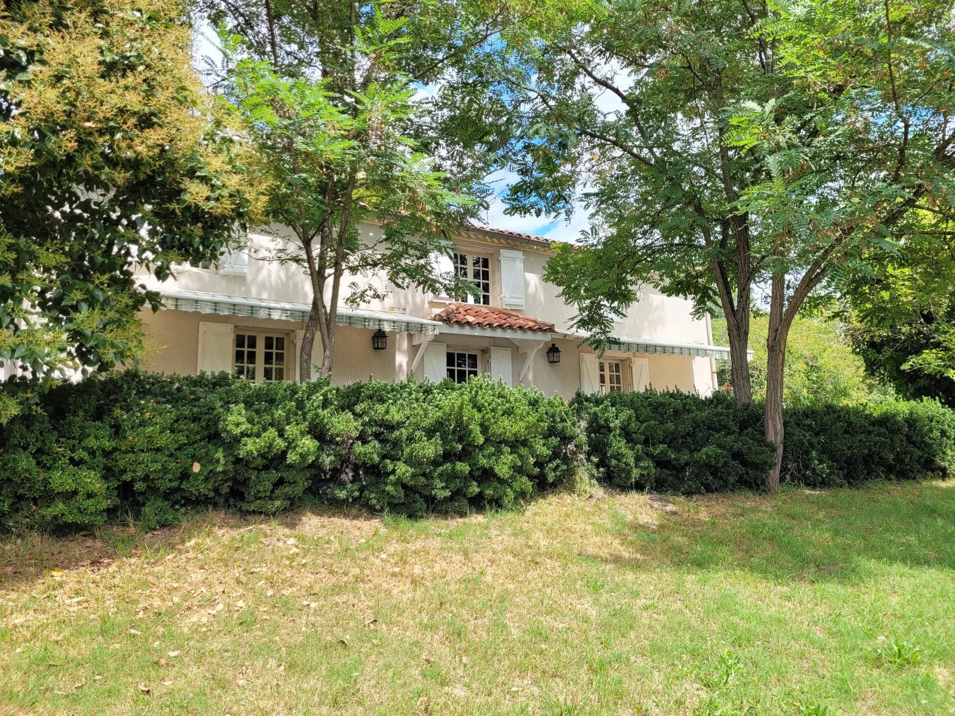 Maison en pierre avec piscine à côté du canal