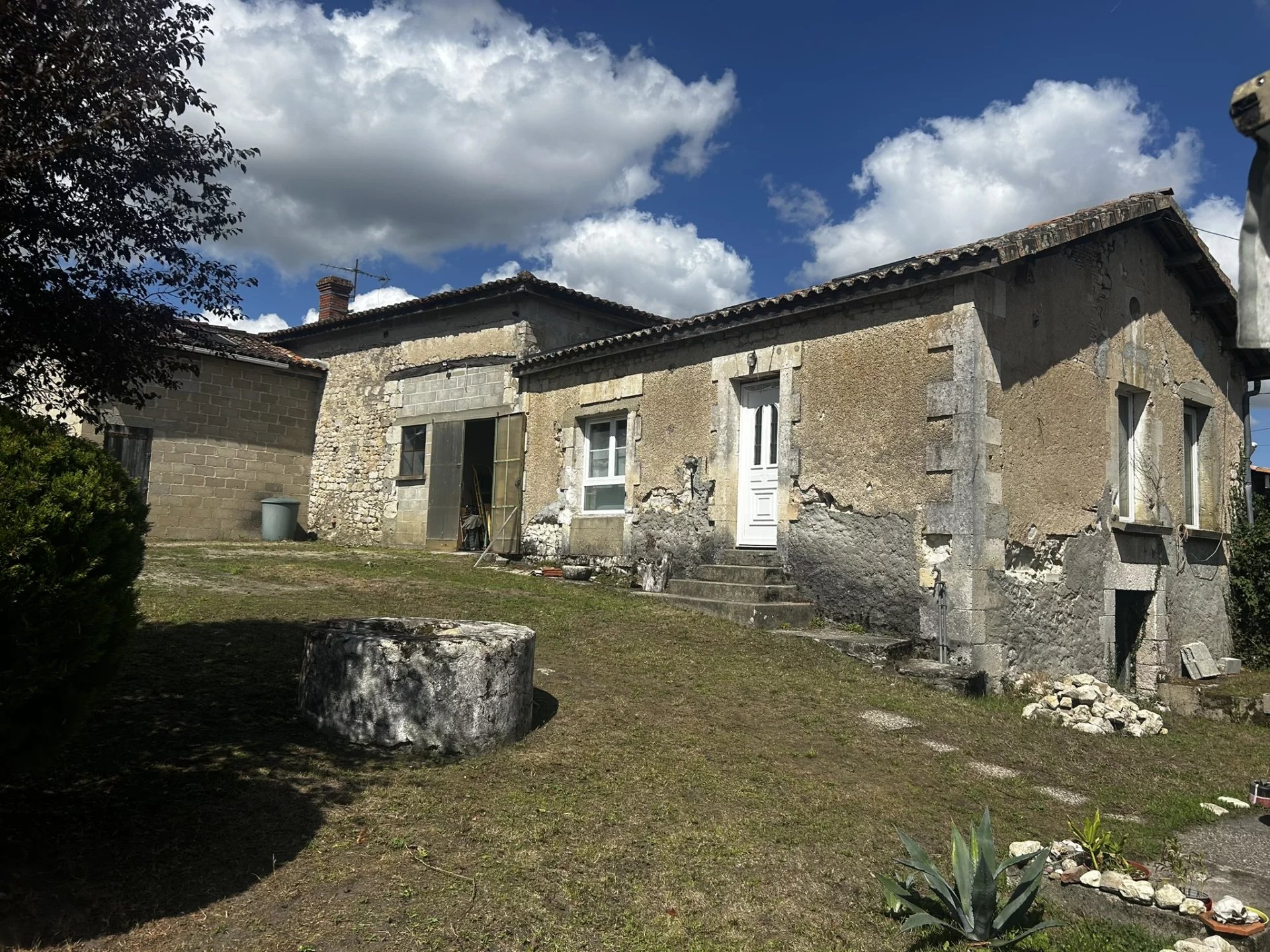 Ensemble immobilier offrant une maison de deux chambres, une maison à rénover et granges