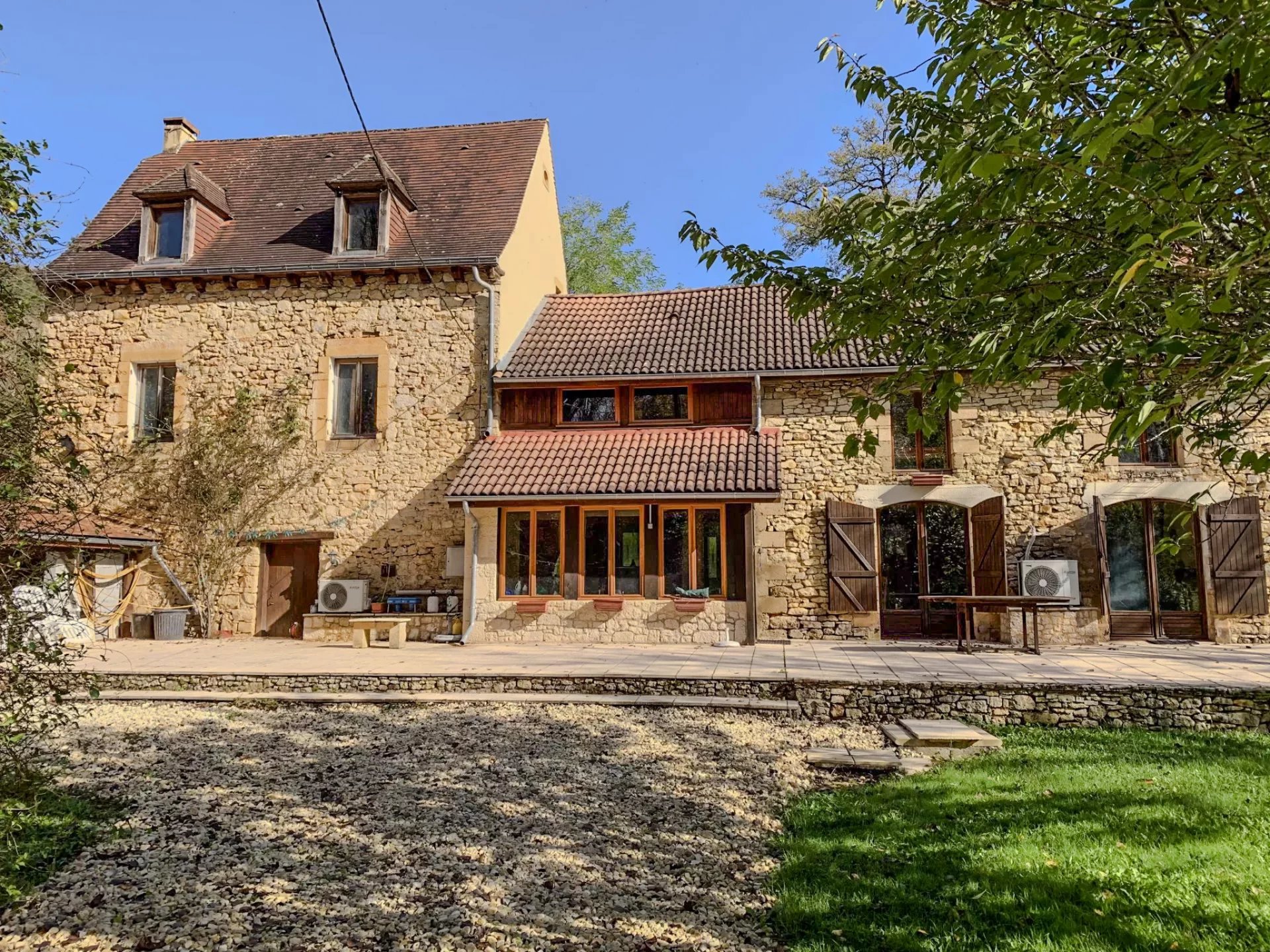 Propriété indépendante en pierre avec trois chambres, à la périphérie du village.