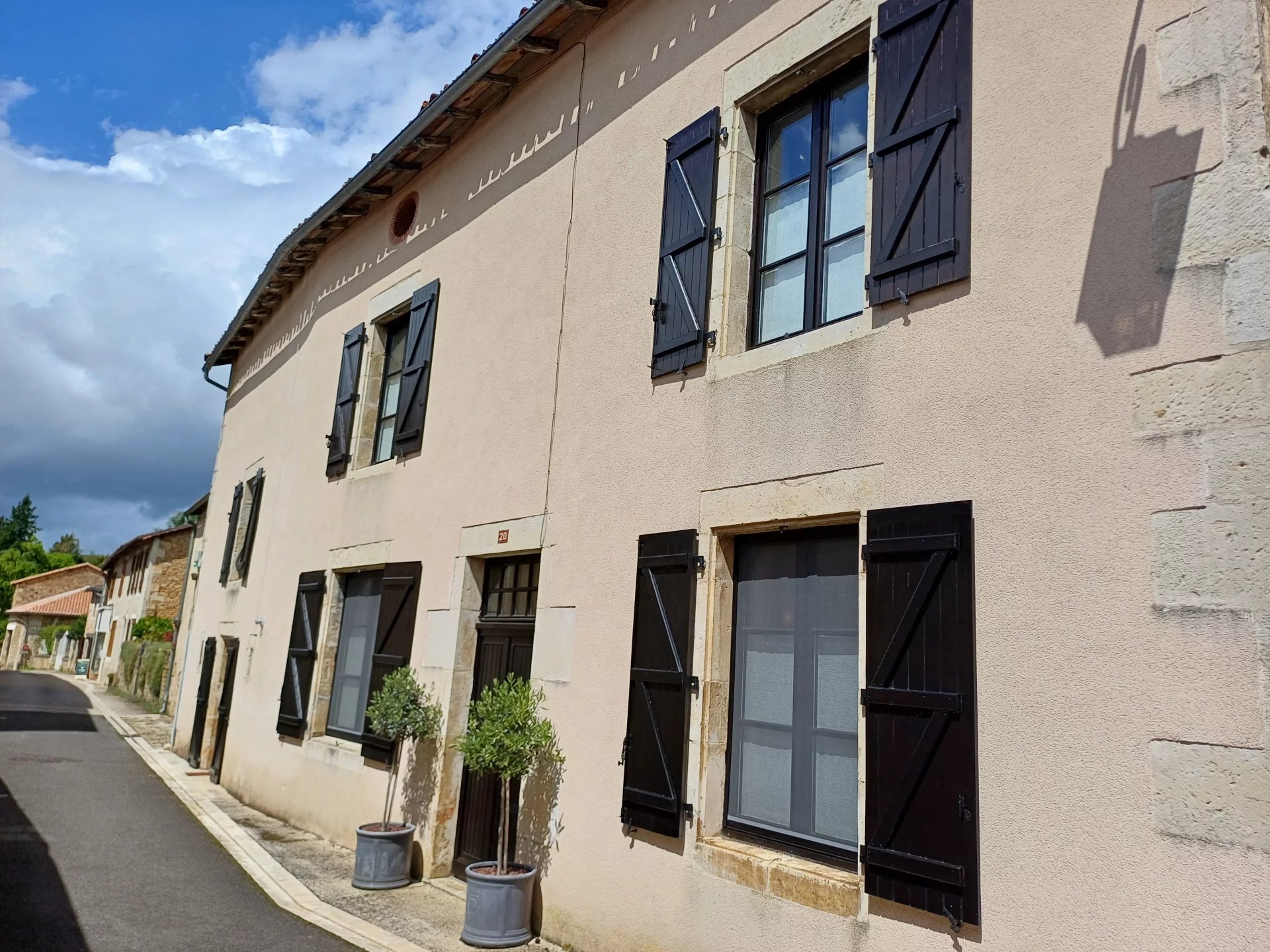 Stunning 3 bed house with in-ground pool, 2 guest houses and 3 garages