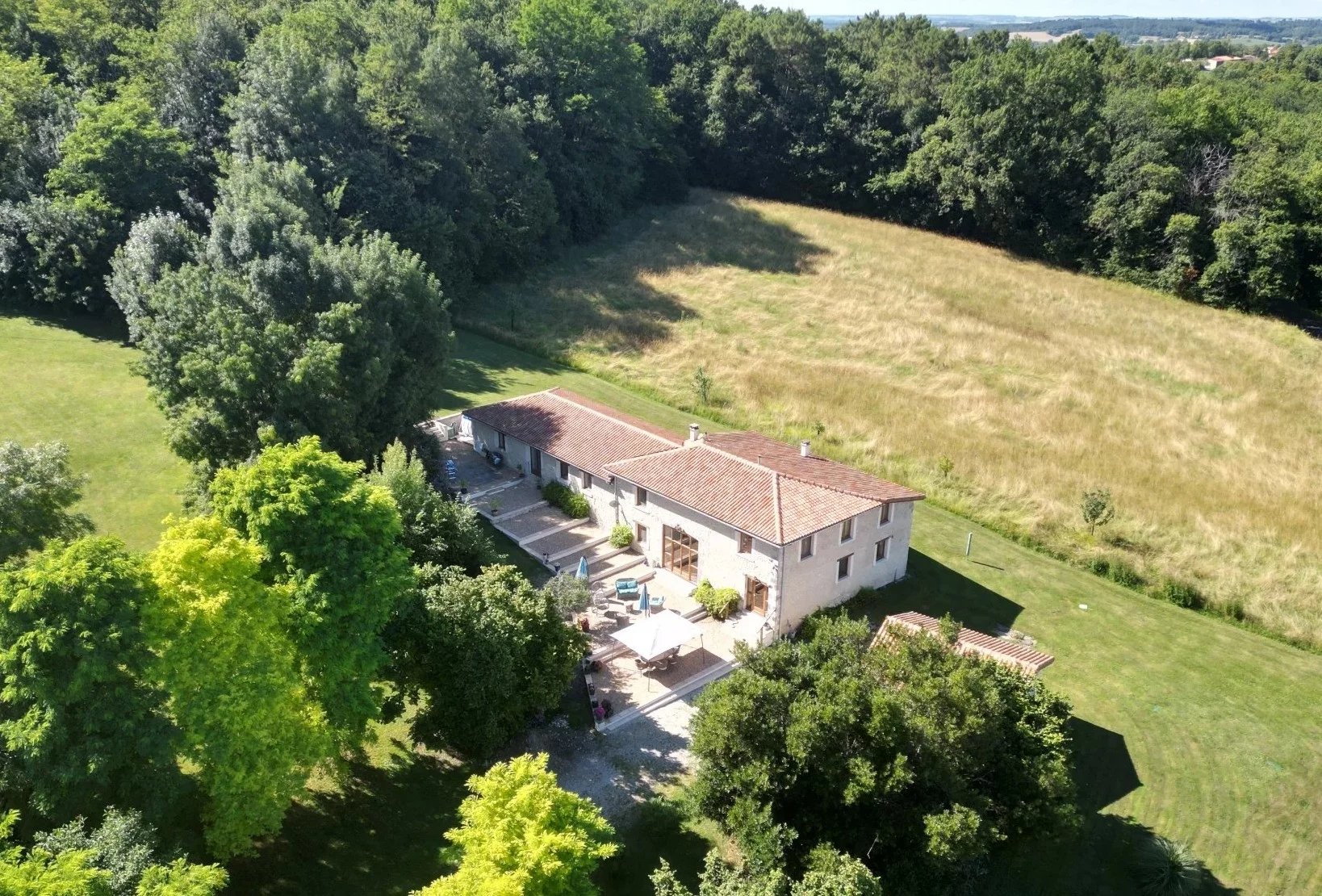 Charentaise de 3/4 chambres avec 3 salles de bains plus maison d'amis