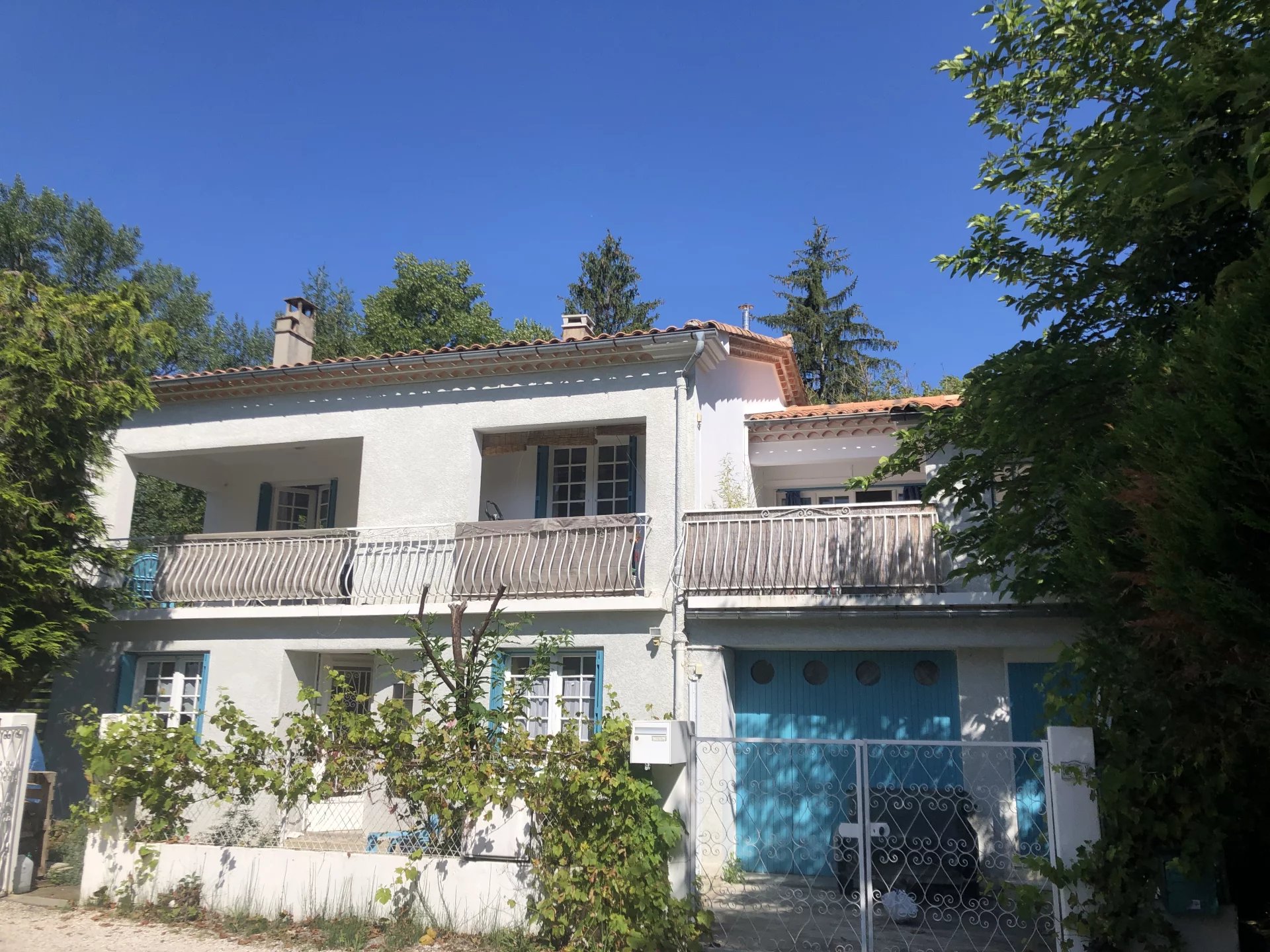 Jolie maison avec jardin et vue sur les montagnes