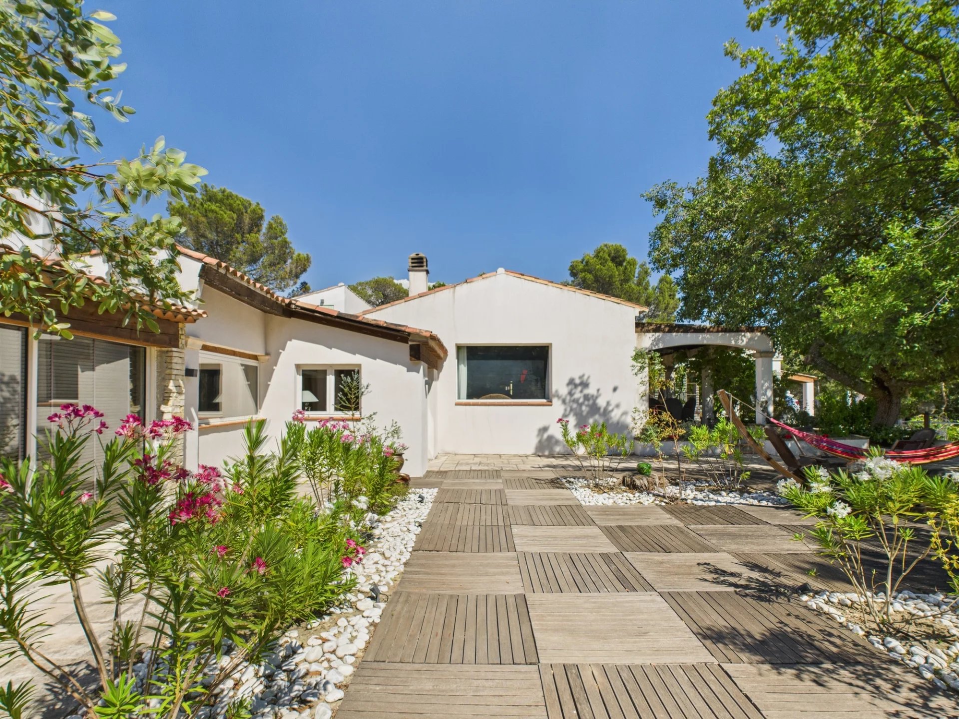 Exceptional property of approximately 400 m² on 3,400 m² of land in Éguilles
