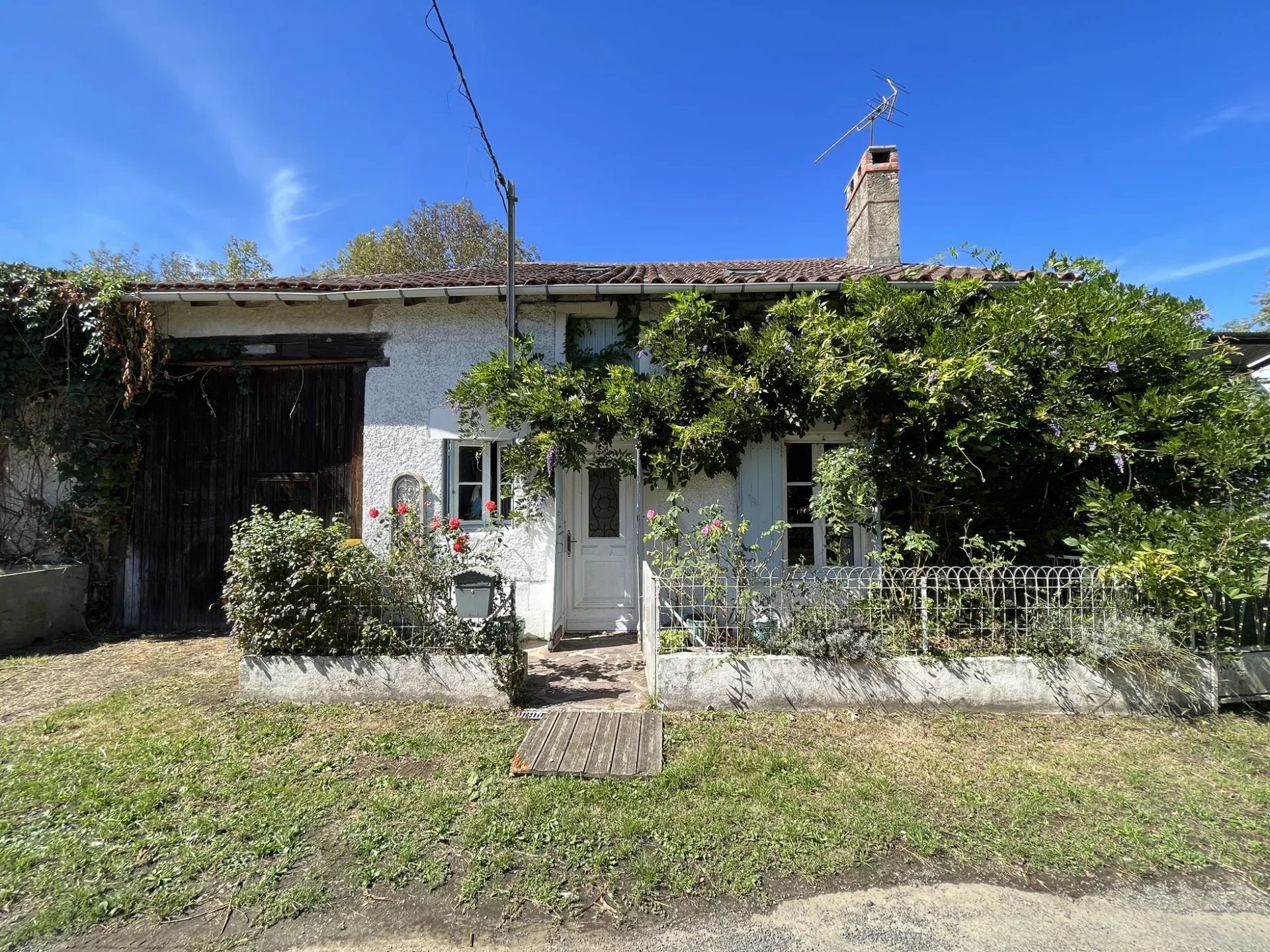 Pretty country house with a studio and land