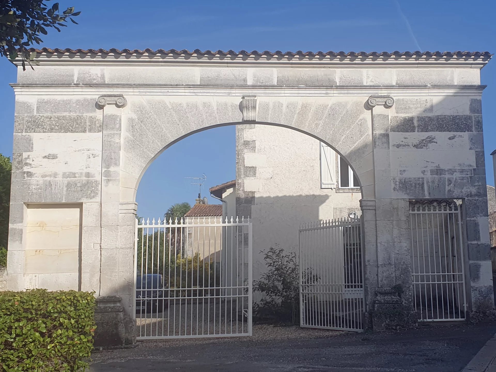 Grande maison de village en pierre avec jardin en terrasse privé