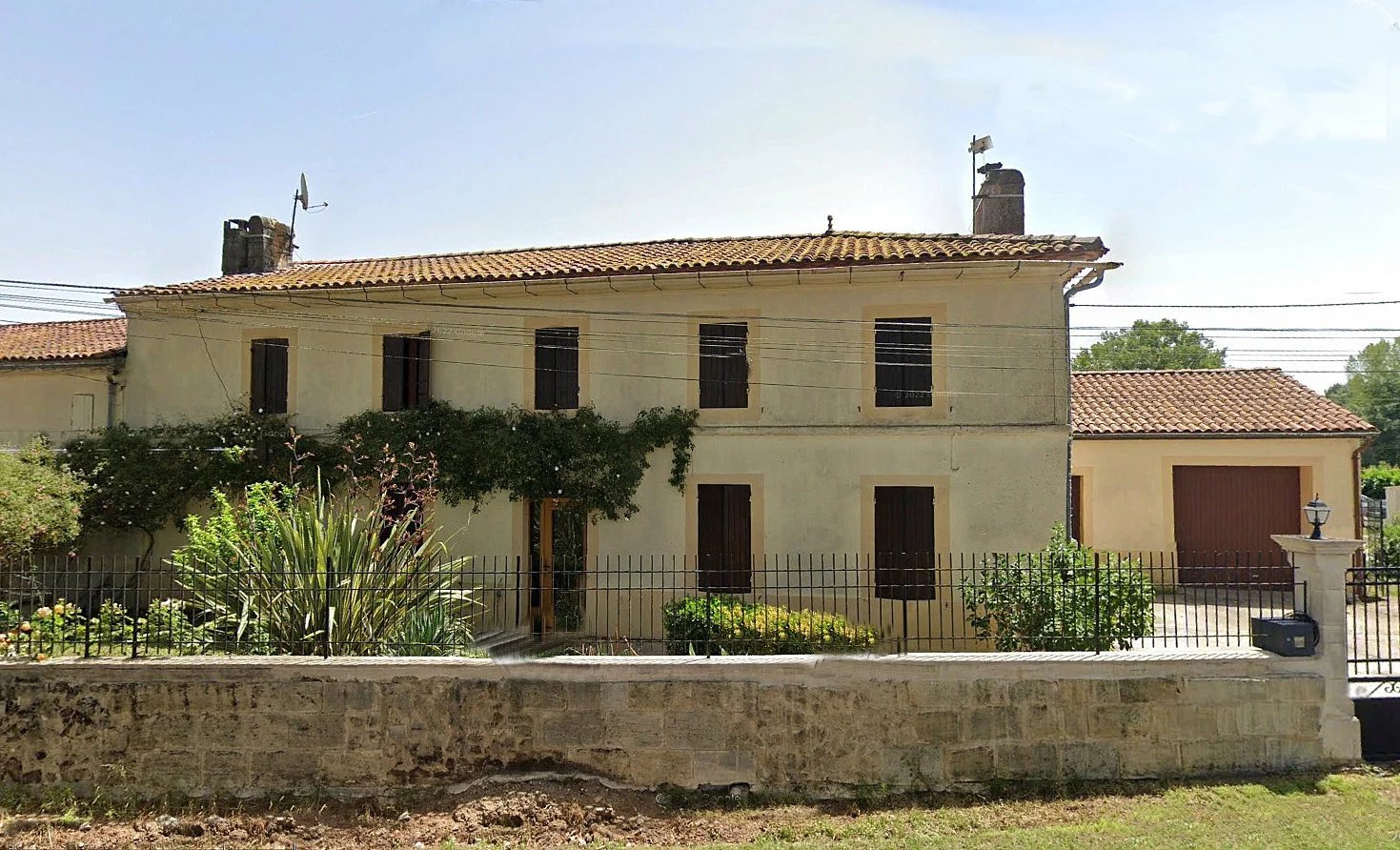 semi-detached renovated stone house 230 m² - 4 km from Coutras